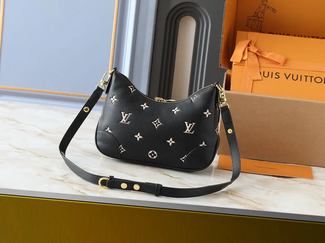 💰260💰Upgraded from the original M14634 M45832. This Boulogne handbag reinterprets the classic Monogram Empreinte leather with the same color aesthetic, injecting elegance with a detachable chain and LV floral decoration. The smart structure allows for a variety of carrying methods, and the inner patch pocket can easily store a smartphone. Dimensions: 29.0 x 16.0 x 9.5 cm (length x height x width)