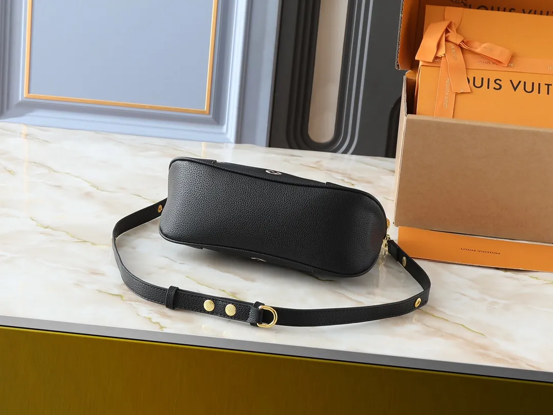 💰260💰Upgraded from the original M14634 M45832. This Boulogne handbag reinterprets the classic Monogram Empreinte leather with the same color aesthetic, injecting elegance with a detachable chain and LV floral decoration. The smart structure allows for a variety of carrying methods, and the inner patch pocket can easily store a smartphone. Dimensions: 29.0 x 16.0 x 9.5 cm (length x height x width)