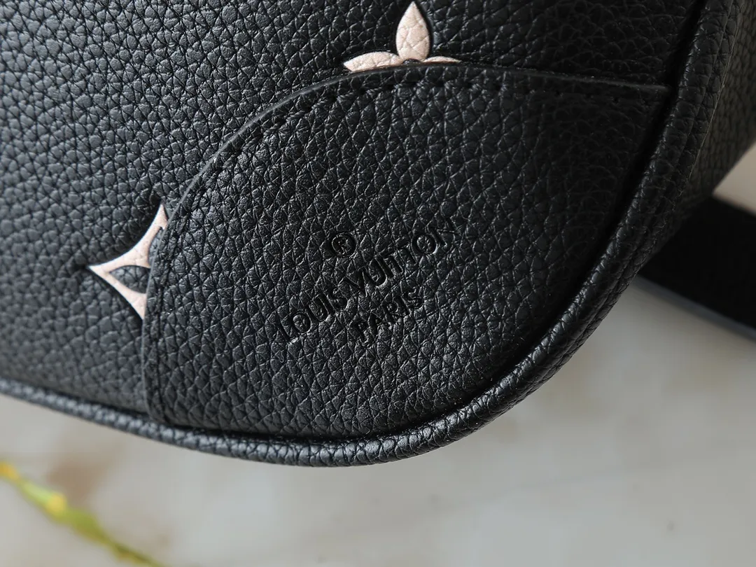 💰260💰Upgraded from the original M14634 M45832. This Boulogne handbag reinterprets the classic Monogram Empreinte leather with the same color aesthetic, injecting elegance with a detachable chain and LV floral decoration. The smart structure allows for a variety of carrying methods, and the inner patch pocket can easily store a smartphone. Dimensions: 29.0 x 16.0 x 9.5 cm (length x height x width)