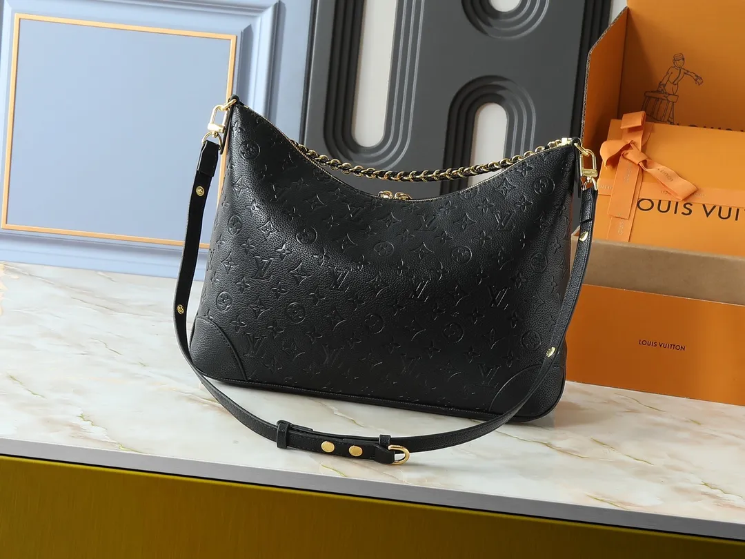 💰260💰Upgraded original M25854 M13706 This classic Boulogne handbag has been upgraded to a roomy GM size, perfect for carrying laptops and other essentials. Inspired by an archival model from 1984, this elegant design is crafted from Monogram Empreinte leather and embellished with an exclusive gold braided chain that can be removed if desired. You can choose to wear it cross-body, over the shoulder or by hand. Dimensions: 40 × 29 × 15 cm (length x height x width)