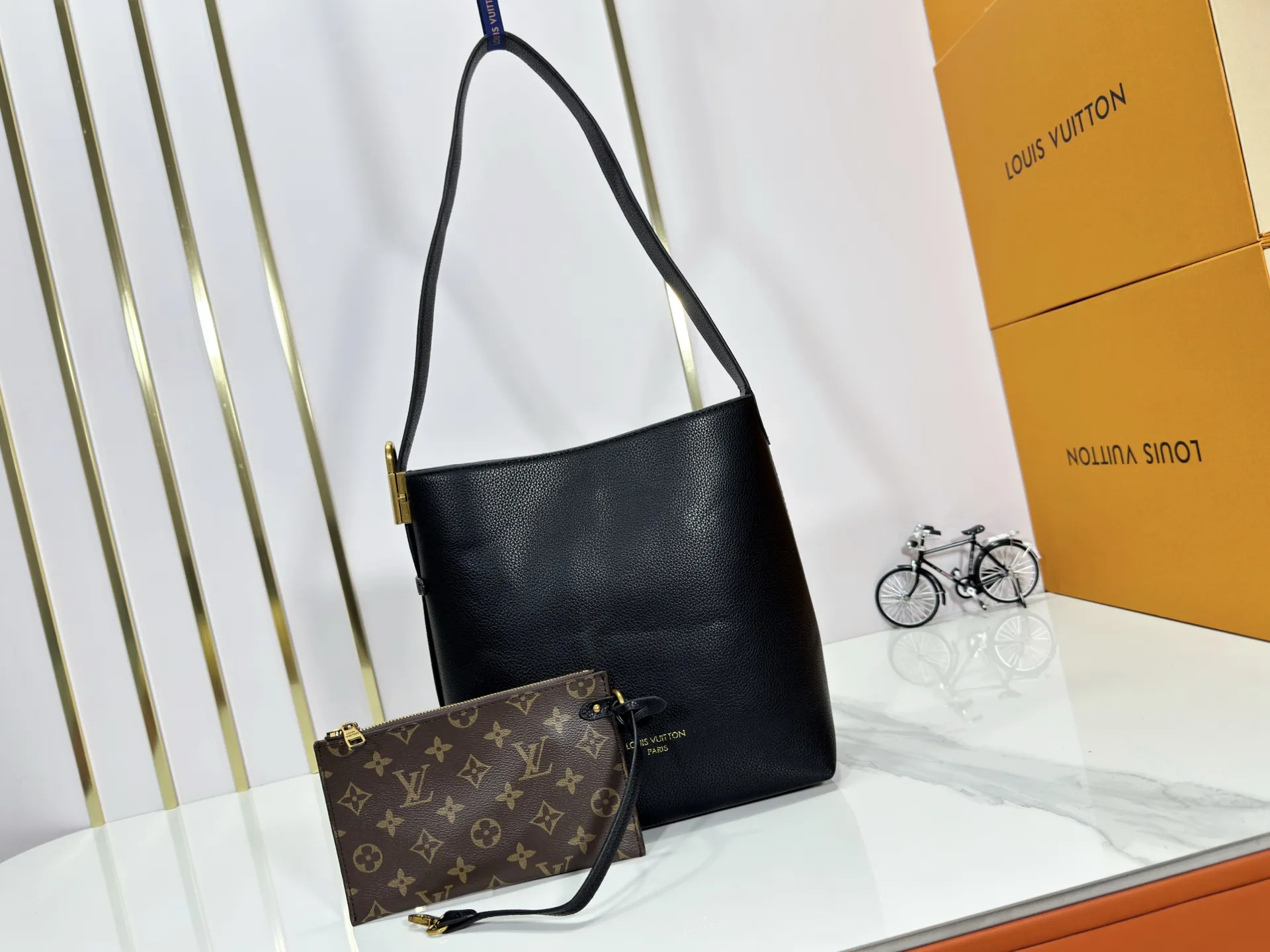 P240 Upgraded original (imitation original) M24988 M24974 M24856 M25022 M25352 M25353 M12982 M14265 M25354 This Low Key Hobo handbag is made of smooth cow leather with suede cow leather lining. It can accommodate short wallets, large smartphones, keys and other small items. The shoulder strap is adjustable with a padlock buckle, and a removable Monogram canvas zippered interior pocket keeps it organized. Dimensions: 24.0 x 28.0 x 16.0 cm (length x height x width)