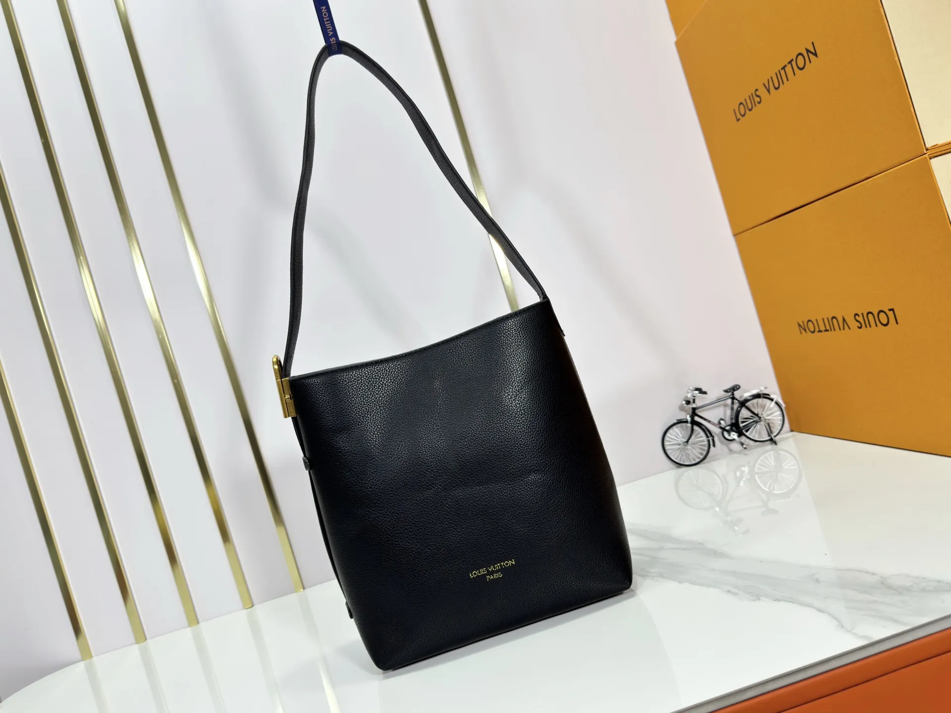 P240 Upgraded original (imitation original) M24988 M24974 M24856 M25022 M25352 M25353 M12982 M14265 M25354 This Low Key Hobo handbag is made of smooth cow leather with suede cow leather lining. It can accommodate short wallets, large smartphones, keys and other small items. The shoulder strap is adjustable with a padlock buckle, and a removable Monogram canvas zippered interior pocket keeps it organized. Dimensions: 24.0 x 28.0 x 16.0 cm (length x height x width)