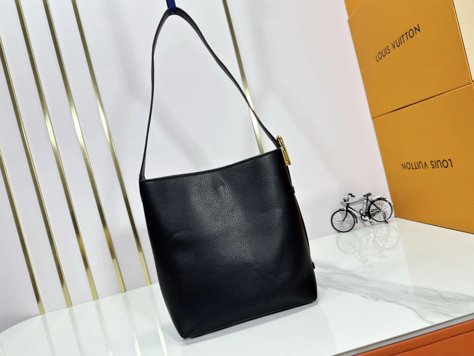 P240 Upgraded original (imitation original) M24988 M24974 M24856 M25022 M25352 M25353 M12982 M14265 M25354 This Low Key Hobo handbag is made of smooth cow leather with suede cow leather lining. It can accommodate short wallets, large smartphones, keys and other small items. The shoulder strap is adjustable with a padlock buckle, and a removable Monogram canvas zippered interior pocket keeps it organized. Dimensions: 24.0 x 28.0 x 16.0 cm (length x height x width)