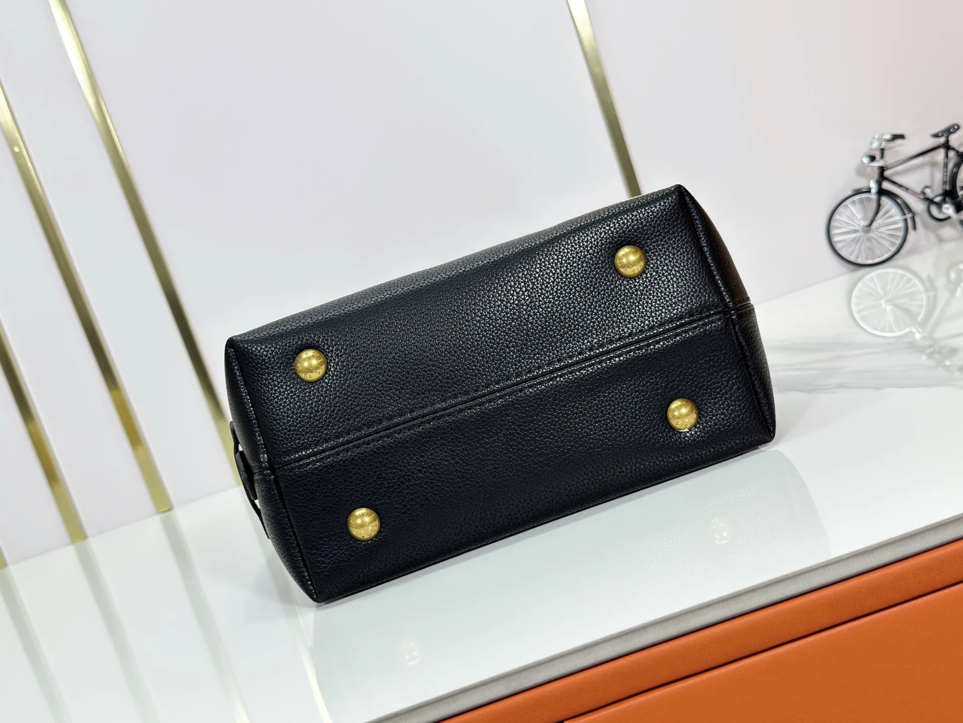 P240 Upgraded original (imitation original) M24988 M24974 M24856 M25022 M25352 M25353 M12982 M14265 M25354 This Low Key Hobo handbag is made of smooth cow leather with suede cow leather lining. It can accommodate short wallets, large smartphones, keys and other small items. The shoulder strap is adjustable with a padlock buckle, and a removable Monogram canvas zippered interior pocket keeps it organized. Dimensions: 24.0 x 28.0 x 16.0 cm (length x height x width)