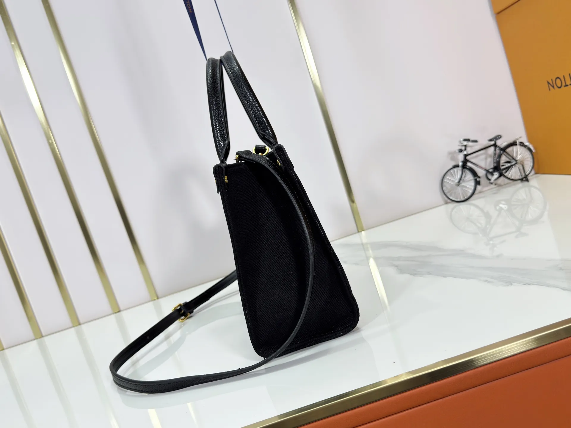 P300 Upgraded original version 🔥New embroidery🔥M45659 M46373 M44571 This OnTheGo small handbag is made of Monogram and Monogram Reverse canvas, with the Monogram Giant pattern embellished on it. The Toron handle and the jacquard textured shoulder strap decorated with the brand's logo create a visual contrast, and the detachable coin bag is suitable for storing change or small items. It combines fashionable charm with various functions, making it a good daily companion. 25.0 x 19.0 x 11.5 cm (length x height x width)