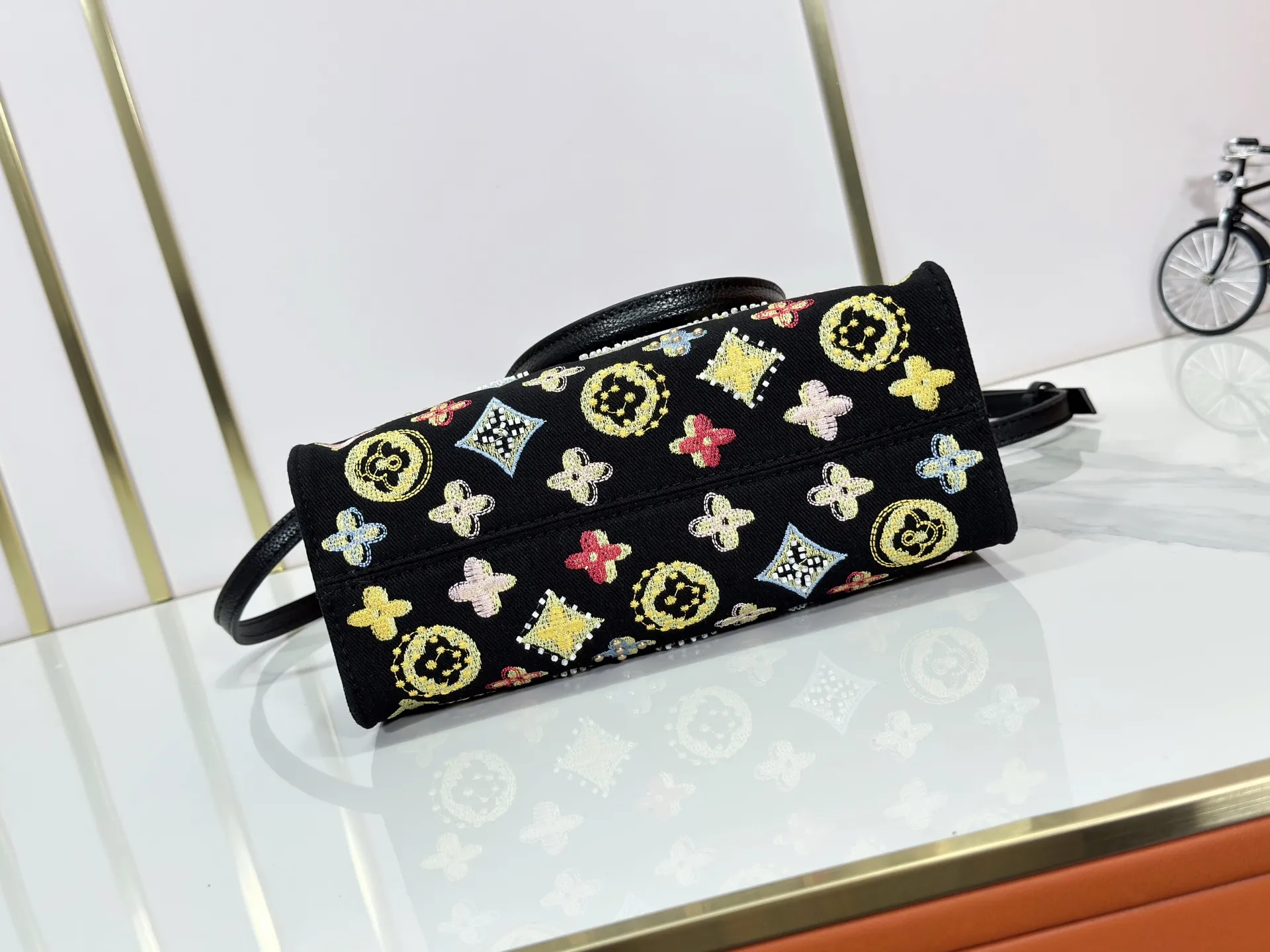 P300 Upgraded original version 🔥New embroidery🔥M45659 M46373 M44571 This OnTheGo small handbag is made of Monogram and Monogram Reverse canvas, with the Monogram Giant pattern embellished on it. The Toron handle and the jacquard textured shoulder strap decorated with the brand's logo create a visual contrast, and the detachable coin bag is suitable for storing change or small items. It combines fashionable charm with various functions, making it a good daily companion. 25.0 x 19.0 x 11.5 cm (length x height x width)