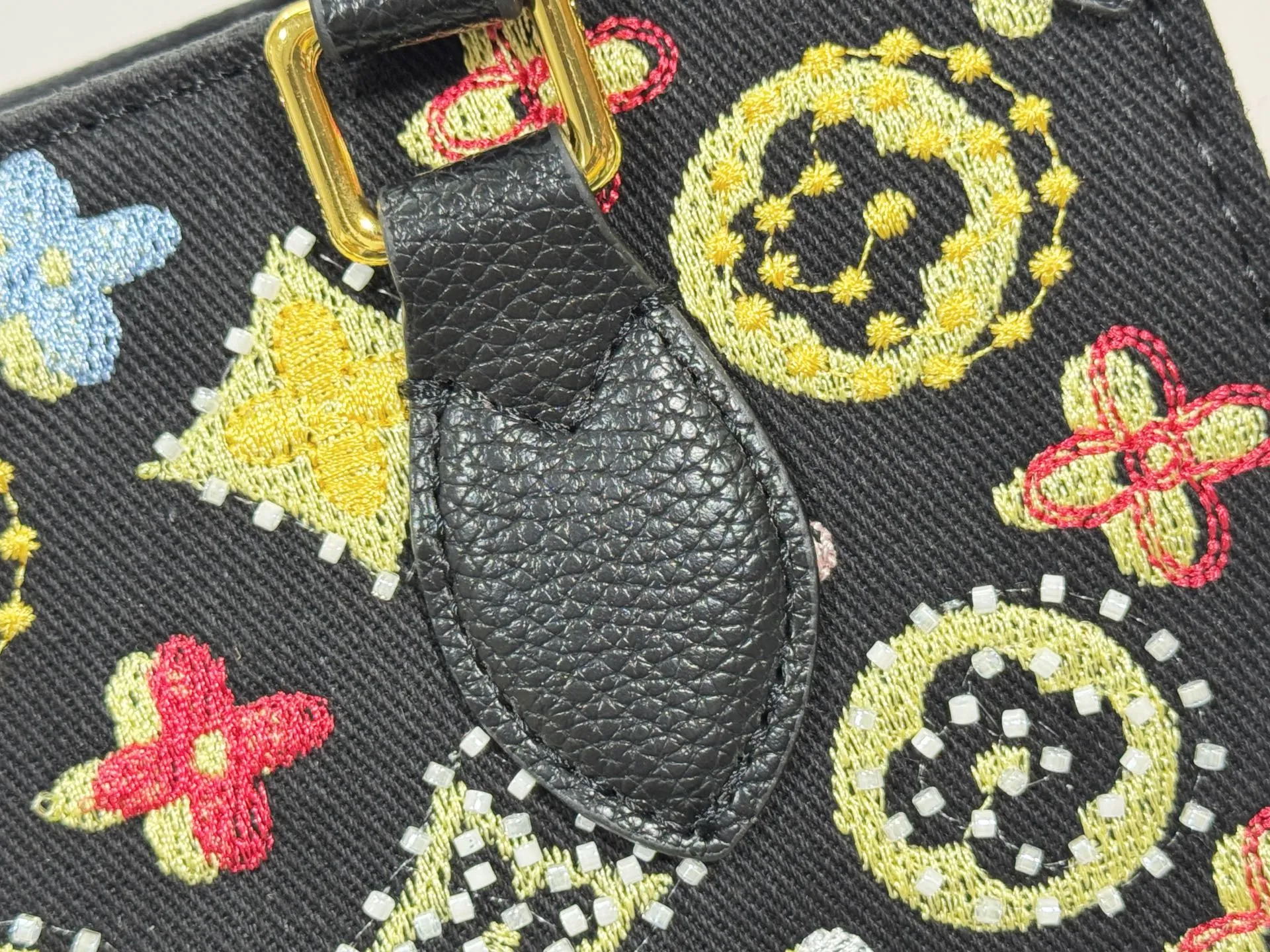 P300 Upgraded original version 🔥New embroidery🔥M45659 M46373 M44571 This OnTheGo small handbag is made of Monogram and Monogram Reverse canvas, with the Monogram Giant pattern embellished on it. The Toron handle and the jacquard textured shoulder strap decorated with the brand's logo create a visual contrast, and the detachable coin bag is suitable for storing change or small items. It combines fashionable charm with various functions, making it a good daily companion. 25.0 x 19.0 x 11.5 cm (length x height x width)