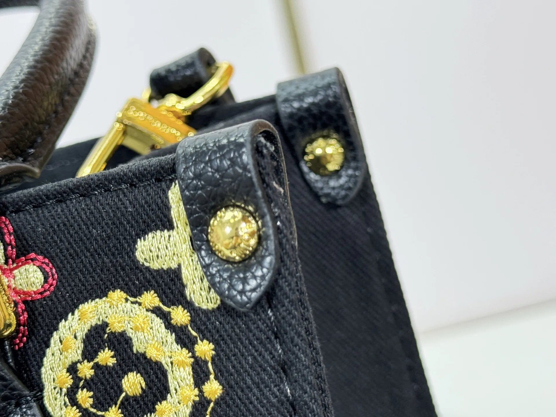 P300 Upgraded original version 🔥New embroidery🔥M45659 M46373 M44571 This OnTheGo small handbag is made of Monogram and Monogram Reverse canvas, with the Monogram Giant pattern embellished on it. The Toron handle and the jacquard textured shoulder strap decorated with the brand's logo create a visual contrast, and the detachable coin bag is suitable for storing change or small items. It combines fashionable charm with various functions, making it a good daily companion. 25.0 x 19.0 x 11.5 cm (length x height x width)