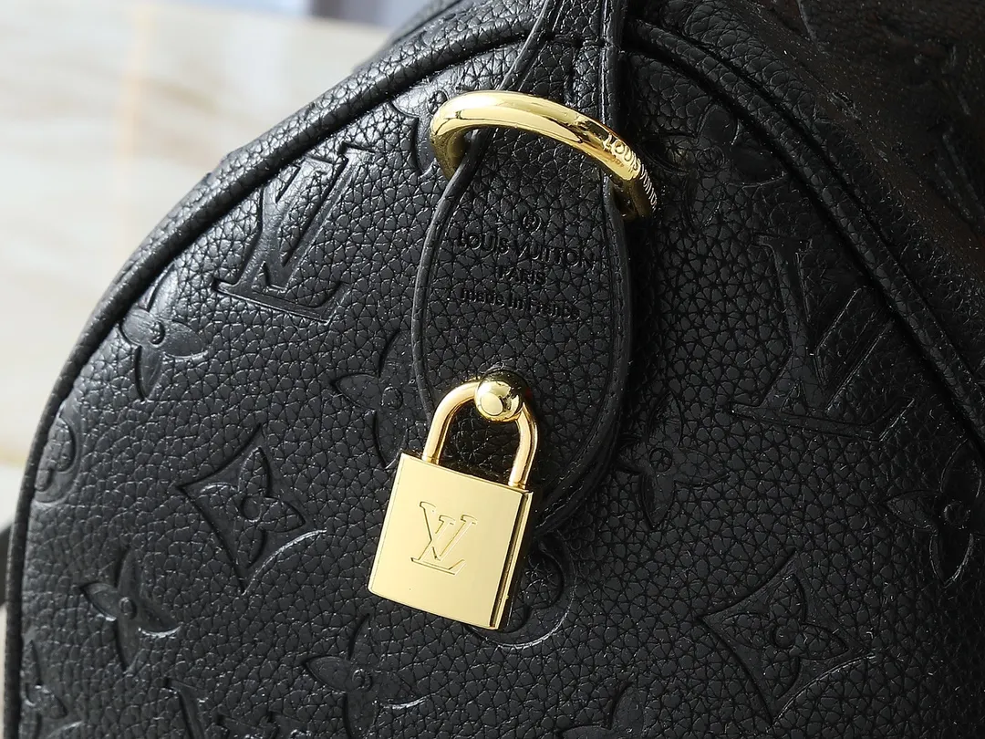 💰300💰Upgraded original M14328 M40391 This Speedy Soft 30 handbag Murakami series Monogram Dune element pays tribute to the design of Gaston Louis Vuitton collection series. The long handle makes it easy to carry on the shoulder, making it a great travel companion. Dimensions: 30.0 x 21.0 x 17.0 cm (length x height x width)