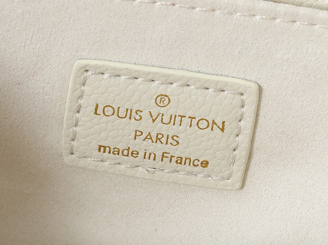 💰240💰Upgraded from the original M25682 M47045 M23940 M46595 M22942 M23081 M46596 M46279 This Pochette Métis East West handbag is made of Monogram Empreinte embossed leather, showing the fusion of brand style and modern elements. The traditional S-lock clasp and detachable short chain have a metallic sheen, and the sophisticated construction includes a neat interior and adjustable shoulder straps for easy urban mobility. Dimensions: 21.5 x 13.5 x 6.0 cm (length x height x width)