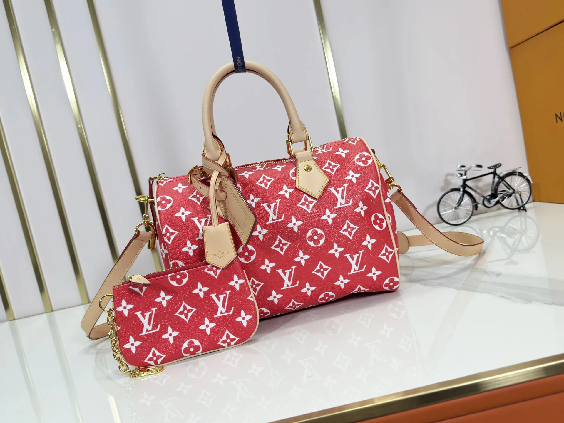 P280 Upgraded original M24426 M24425 M24424 M24423 M24443 M This Speedy Bandoulière 25 Monogram Leather handbag is made of soft cow leather and uses Monogram pattern to reproduce the elegant look and feel of canvas printing. Dazzling metal hardware, sheepskin lining and nameplate all reflect Creative Director Pharrell Williams' relentless attention to detail. Dimensions: 25.0 x 15.0 x 15.0 cm (length x height x width)