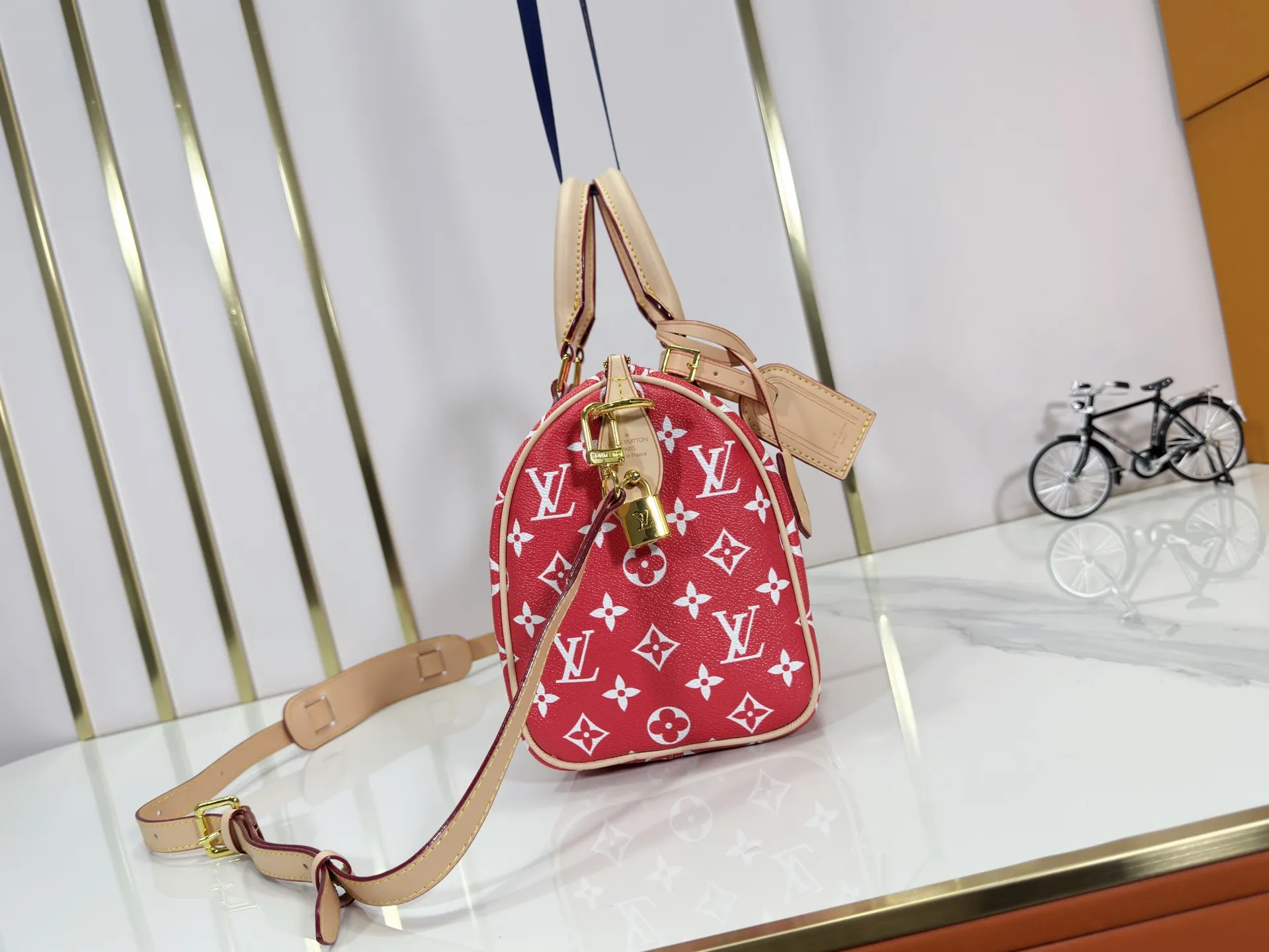 P280 Upgraded original M24426 M24425 M24424 M24423 M24443 M This Speedy Bandoulière 25 Monogram Leather handbag is made of soft cow leather and uses Monogram pattern to reproduce the elegant look and feel of canvas printing. Dazzling metal hardware, sheepskin lining and nameplate all reflect Creative Director Pharrell Williams' relentless attention to detail. Dimensions: 25.0 x 15.0 x 15.0 cm (length x height x width)