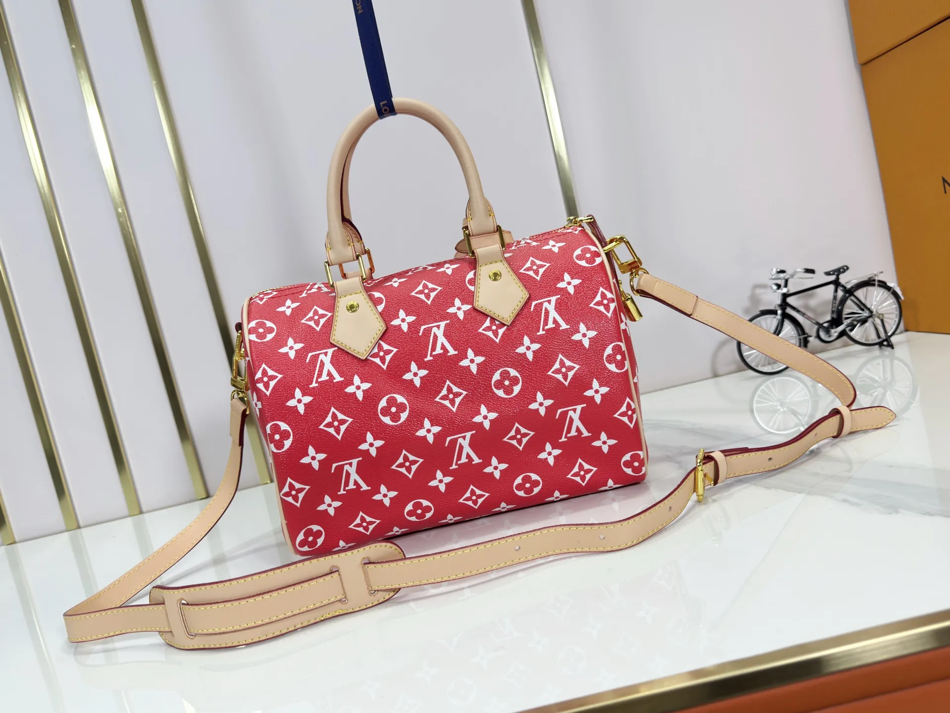 P280 Upgraded original M24426 M24425 M24424 M24423 M24443 M This Speedy Bandoulière 25 Monogram Leather handbag is made of soft cow leather and uses Monogram pattern to reproduce the elegant look and feel of canvas printing. Dazzling metal hardware, sheepskin lining and nameplate all reflect Creative Director Pharrell Williams' relentless attention to detail. Dimensions: 25.0 x 15.0 x 15.0 cm (length x height x width)