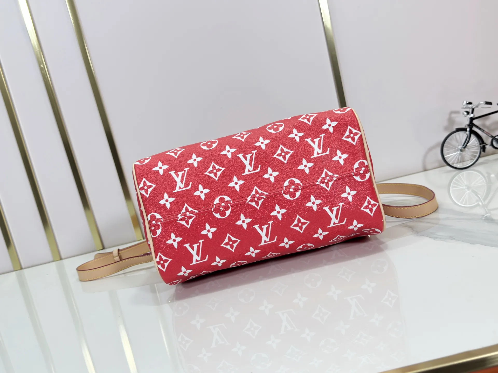P280 Upgraded original M24426 M24425 M24424 M24423 M24443 M This Speedy Bandoulière 25 Monogram Leather handbag is made of soft cow leather and uses Monogram pattern to reproduce the elegant look and feel of canvas printing. Dazzling metal hardware, sheepskin lining and nameplate all reflect Creative Director Pharrell Williams' relentless attention to detail. Dimensions: 25.0 x 15.0 x 15.0 cm (length x height x width)