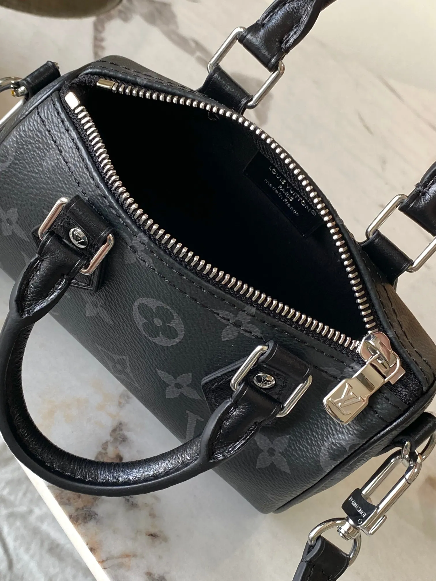 p1300 [Special grade MB original leather] SPEEDY handbag Model: M26573 chip version 163C Material: Grade A all-steel hardware, imported original fabric Packaging: Full set of original duty-free MB packaging Size: 16x11x9cm