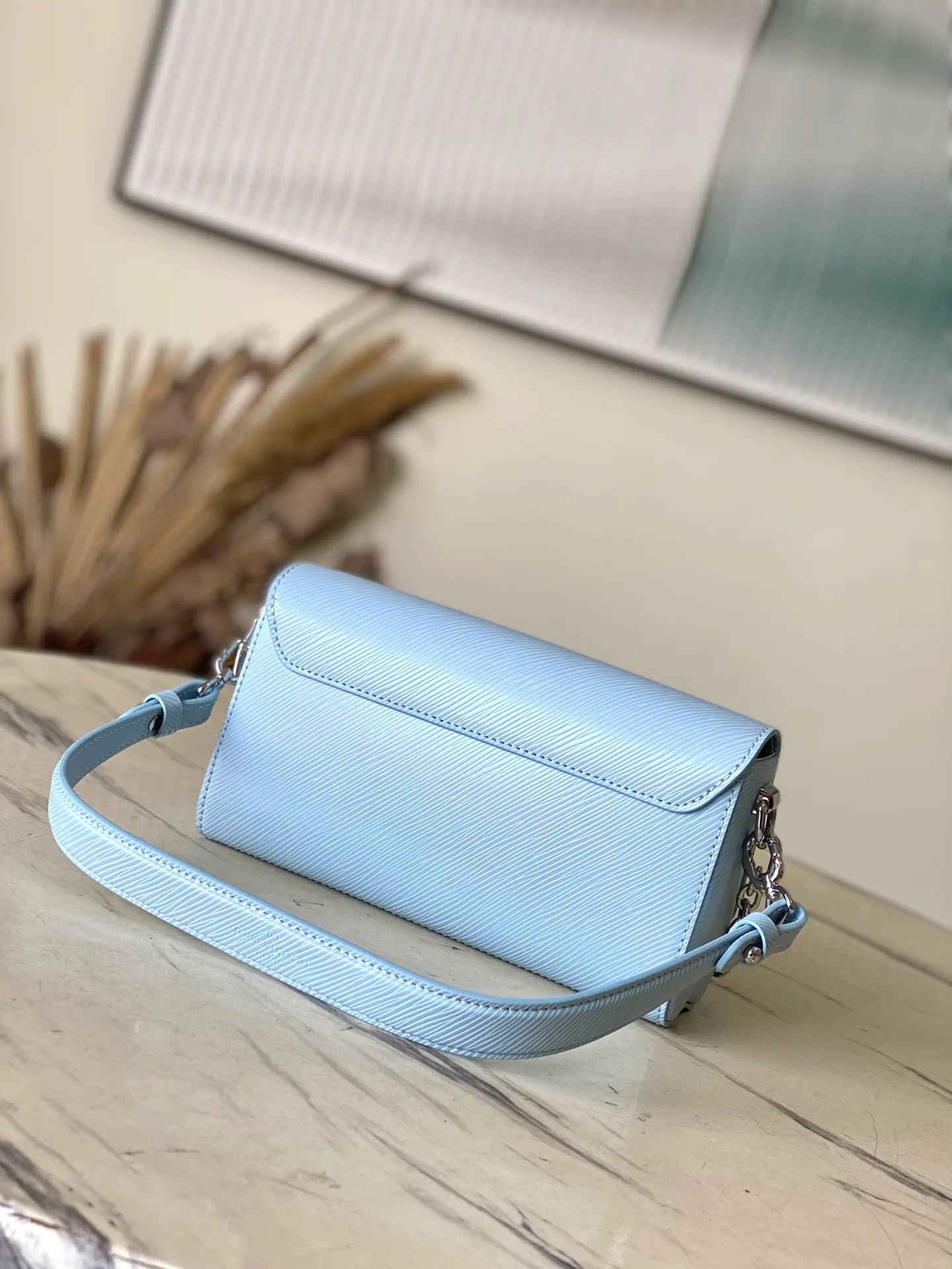 💰1160 (top-grain leather) top original order M24566 blue This Twist West handbag has a slender configuration, giving the classic design a new season coolness. Epi leather is dip-dyed in modern colors, and LV Twist twist locks highlight the brand's identity. Comes with detachable shoulder strap and chain. Carry your daily essentials in a variety of ways. Dimensions: 23.5 × 12 × 7 cm