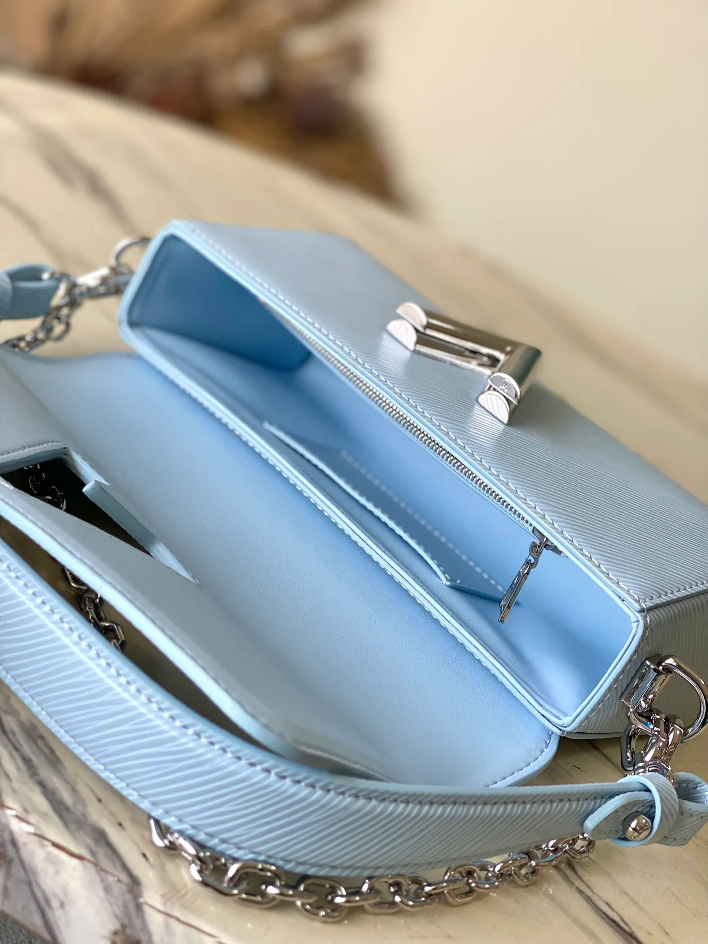 💰1160 (top-grain leather) top original order M24566 blue This Twist West handbag has a slender configuration, giving the classic design a new season coolness. Epi leather is dip-dyed in modern colors, and LV Twist twist locks highlight the brand's identity. Comes with detachable shoulder strap and chain. Carry your daily essentials in a variety of ways. Dimensions: 23.5 × 12 × 7 cm