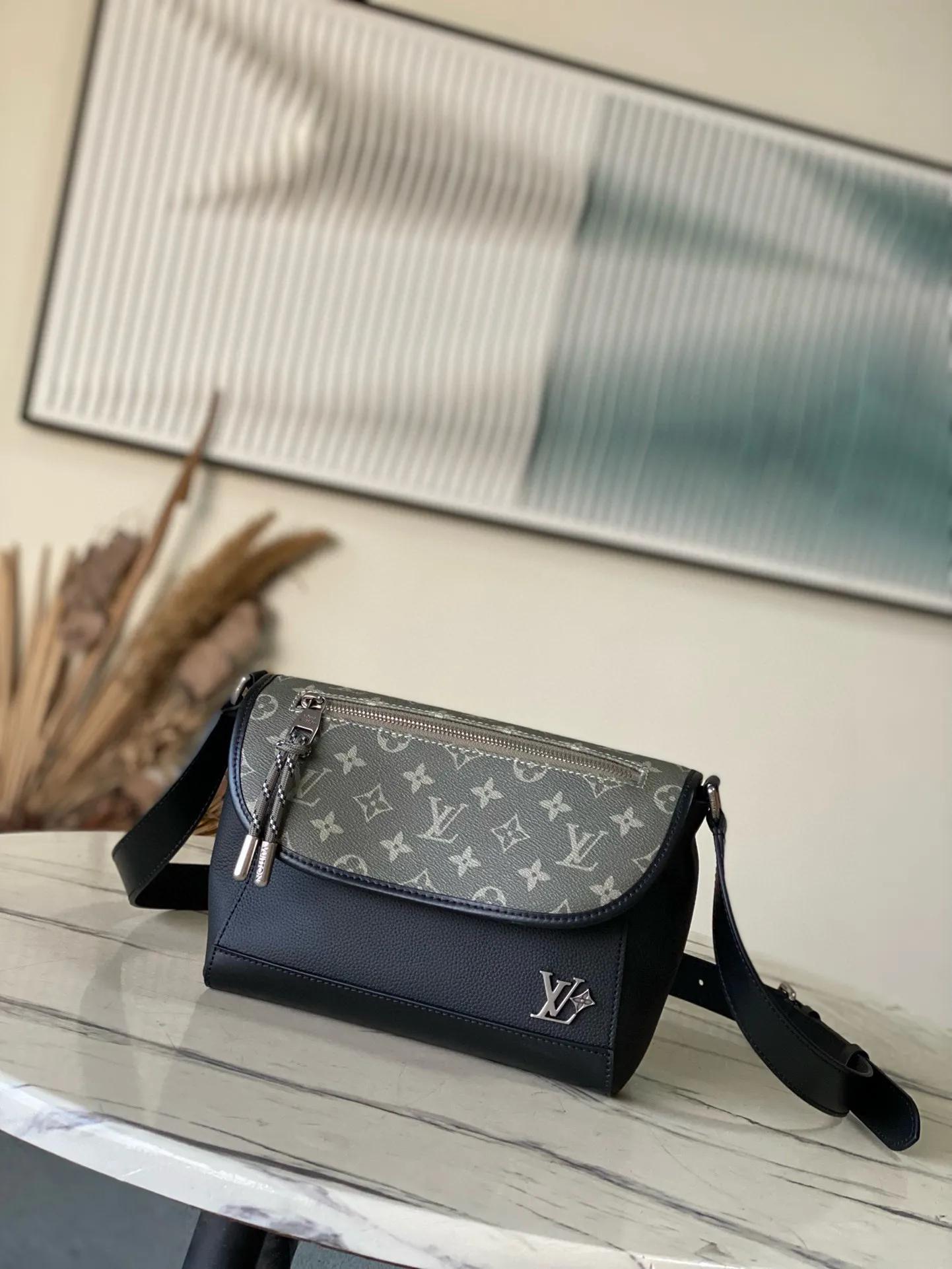 💰1280 Top original order M12625 Pulse messenger bag uses grained leather and Monogram canvas to create a modern style. The corded zipper pulls for a sporty feel, allowing you to easily open the outer pocket above the flap, while a zippered pocket is hidden underneath the flap, and the leather shoulder strap can be adjusted in length through the side loops. Dimensions: 26.6 × 17 × 11 cm