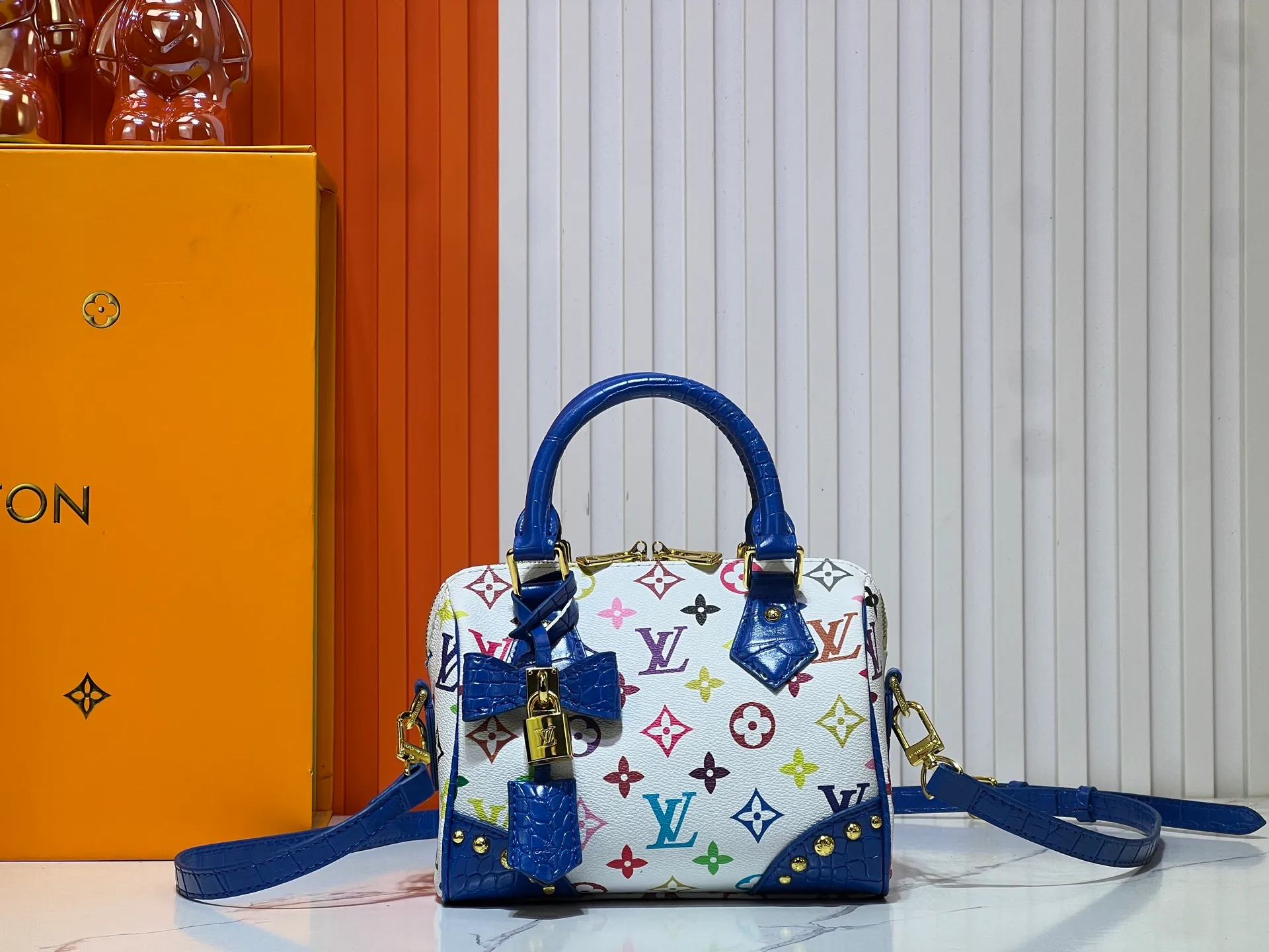 Batch 280💰Upgraded original crocodile pattern M13365 M58953 M46234 M46222 Speedy Bandoulière 20 handbag is made of soft coated canvas, and the full-length Monogram pattern is traced in colorful rainbow tones, highlighting the smart style of the Louis Vuitton x Murakami reissue series. The Toron handle and detachable shoulder strap are constructed of cow leather, the metal corners recall classic luggage elements, and the bow-shaped key bag and padlock add brand touches. Dimensions: 20.5 x 13.5 x 12.0 cm (length x height x width)