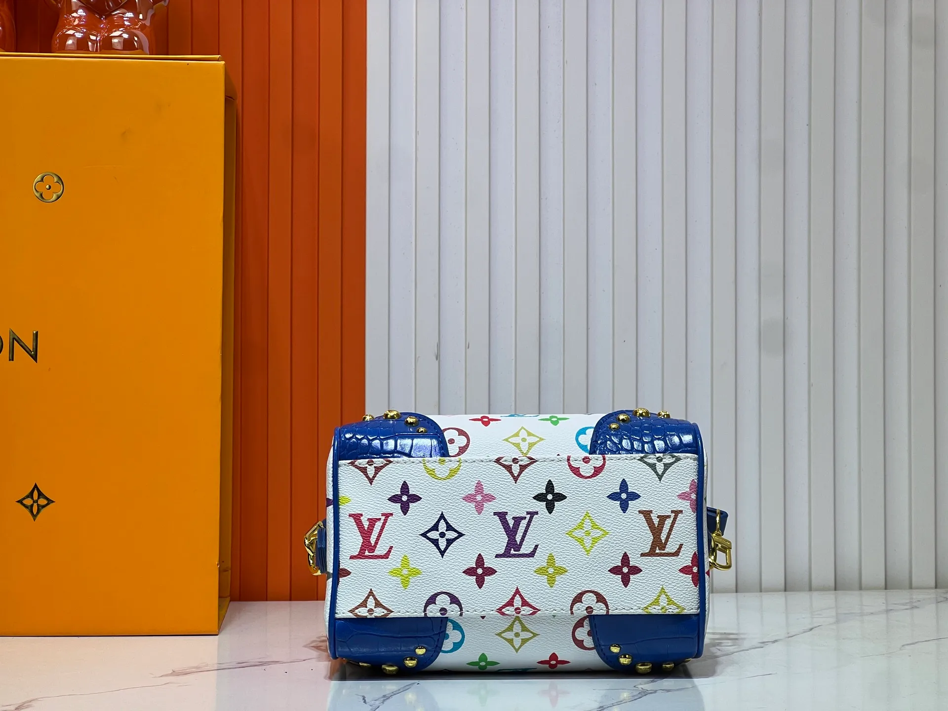 Batch 280💰Upgraded original crocodile pattern M13365 M58953 M46234 M46222 Speedy Bandoulière 20 handbag is made of soft coated canvas, and the full-length Monogram pattern is traced in colorful rainbow tones, highlighting the smart style of the Louis Vuitton x Murakami reissue series. The Toron handle and detachable shoulder strap are constructed of cow leather, the metal corners recall classic luggage elements, and the bow-shaped key bag and padlock add brand touches. Dimensions: 20.5 x 13.5 x 12.0 cm (length x height x width)