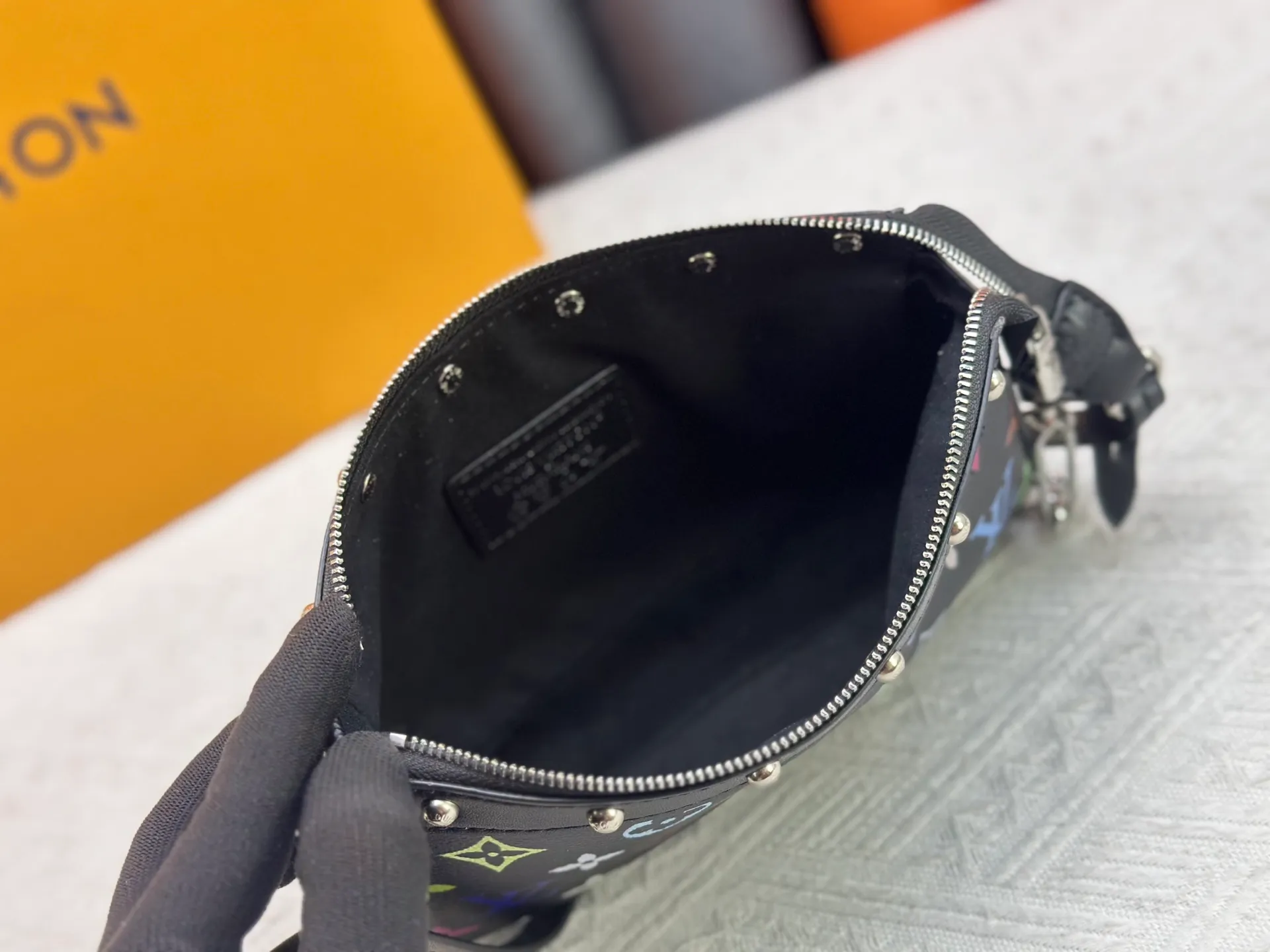 P220 M13404 M13663 Black color White color This Pochette Accessoires handbag is made of coated canvas, with colorful Monogram patterns to interpret the smart style of the Louis Vuitton × Murakami cross-border collaboration series. Calf leather trim and dazzling hardware add to the sophisticated details, while the detachable shoulder strap and chain provide flexible carry. Size: 22x13x4cm