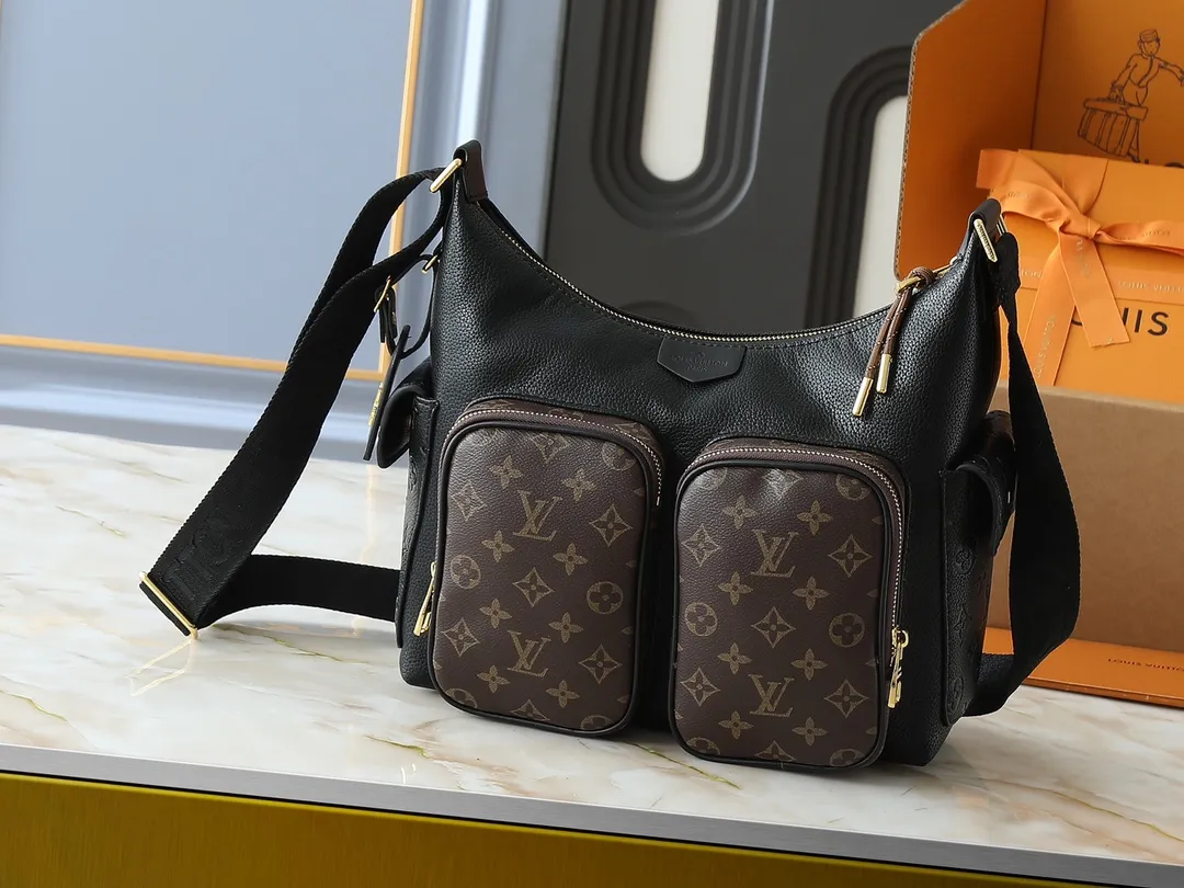 💰280💰Upgraded from the original M12697 full khaki Presbyopia bag, floral material, classic canvas with wide shoulder straps, double pockets with magnetic buckles on both sides, presbyopia double pocket fabric with adjustable wide shoulder straps, injecting practical functions into the avant-garde design. The single-shoulder crossbody bag has always been a favorite of LV khakis with presbyopic classic vintage enthusiasts, and looks good on both men and women. Dimensions: length, height and width 30×31×10.8