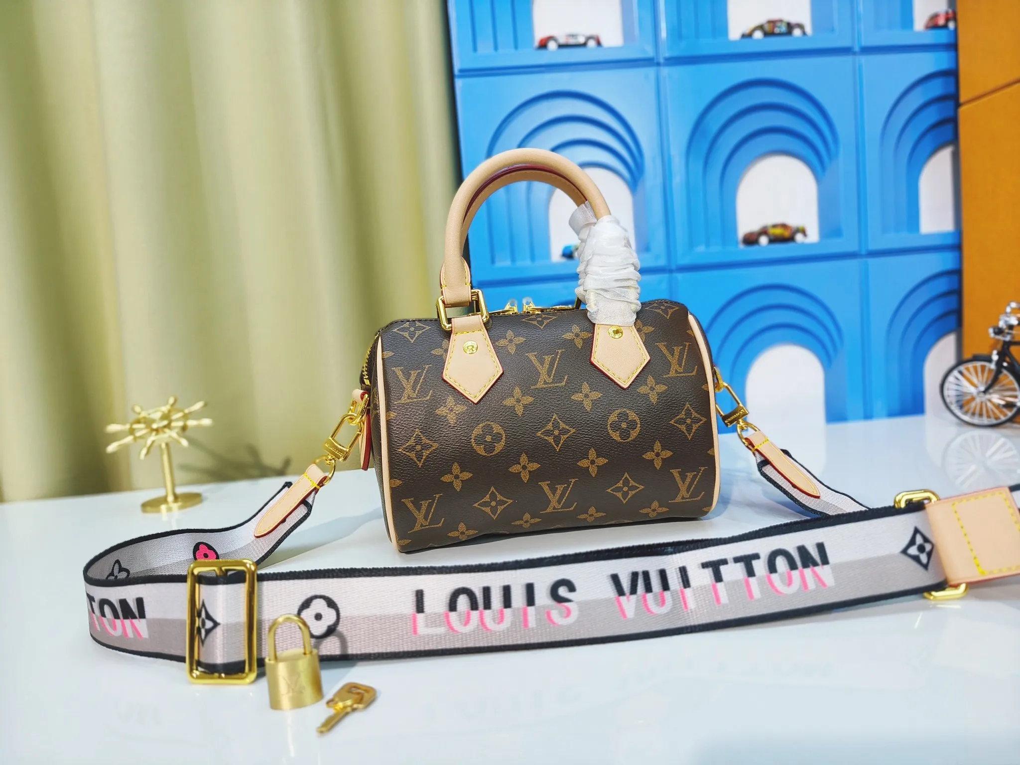 P220💰 M46222.M46234.M45957.M45948Presbyopia This Speedy Bandoulière 20 handbag is made of Monogram canvas, cow leather trim and fabric lining. It continues the classic design of Louis Vuitton Speedy travel bag in a compact size. It is equipped with rolled leather handles and a detachable and adjustable fabric shoulder strap embellished with brand logo texture. Detailed features 20.5 x 13.5 x 12 cm (length x height x width)