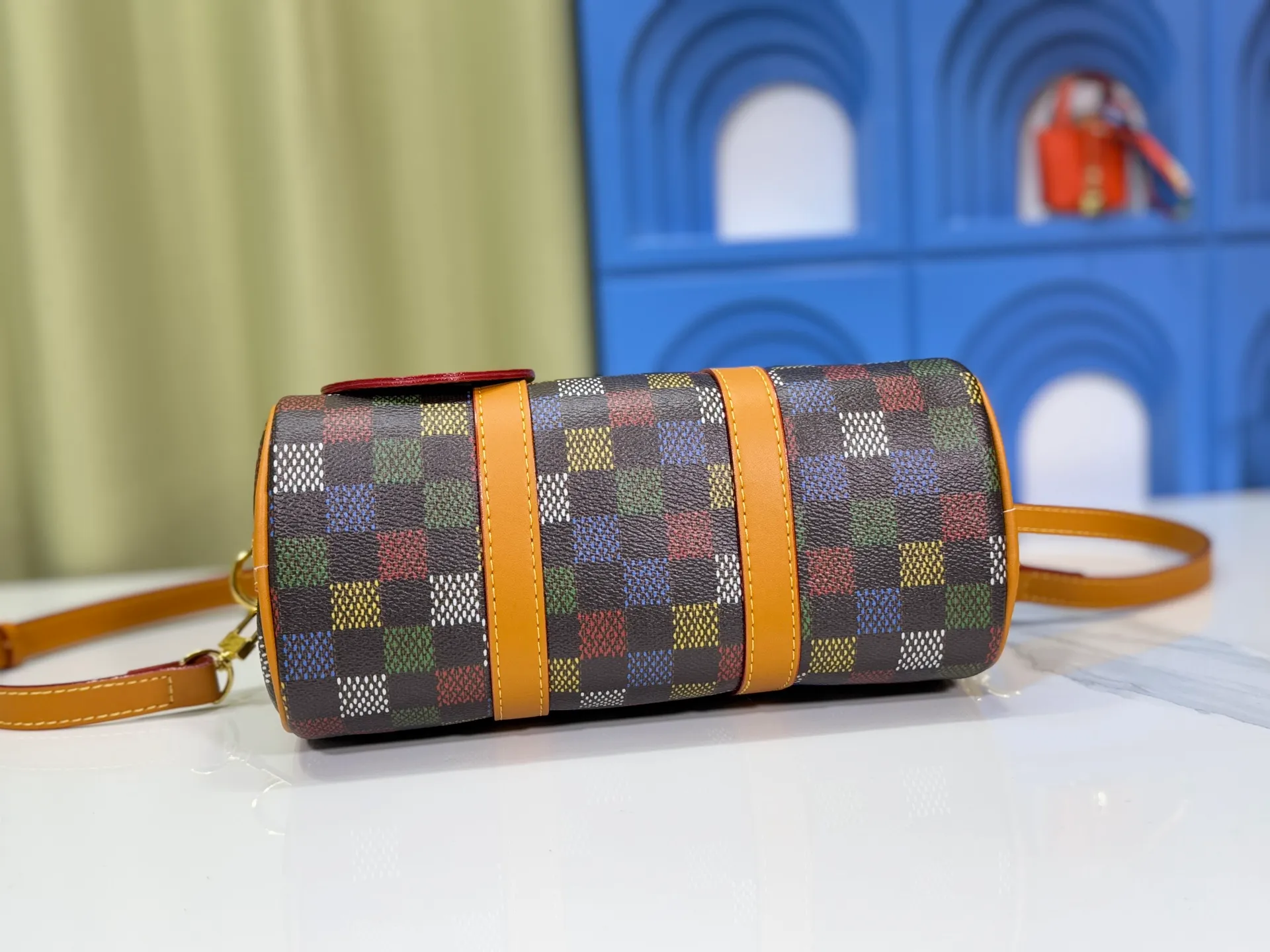 P240 Upgraded original version M00148 color gradient pattern M13866 foggy lake color men's bag pillow bag speedy Hr series This Keepall 25 handbag is made of Monogram Eclipse Reverse canvas, showing an elegant reinterpretation of Louis Vuitton's classic pattern. Reinforced straps and leather name tags are signature elements of the Keepall collection, while a zipper closure keeps personal items safe and secure. Dimensions 25.0 x 15.0 x 11.0cm (length x height x width