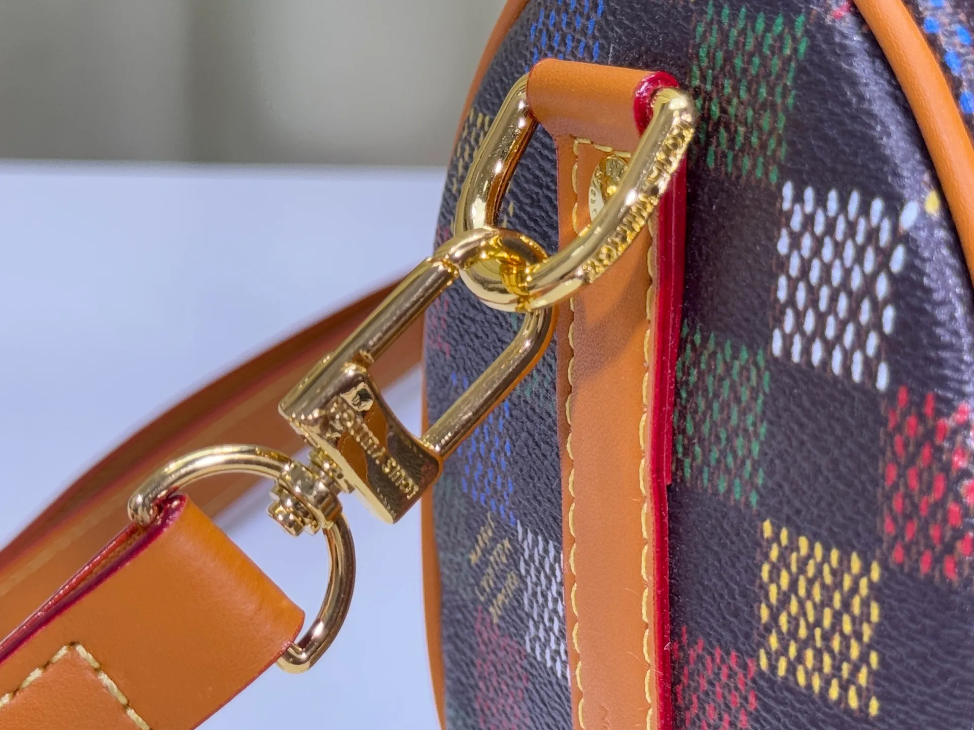 P240 Upgraded original version M00148 color gradient pattern M13866 foggy lake color men's bag pillow bag speedy Hr series This Keepall 25 handbag is made of Monogram Eclipse Reverse canvas, showing an elegant reinterpretation of Louis Vuitton's classic pattern. Reinforced straps and leather name tags are signature elements of the Keepall collection, while a zipper closure keeps personal items safe and secure. Dimensions 25.0 x 15.0 x 11.0cm (length x height x width