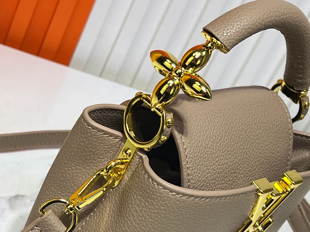 Batch 360💰Upgraded original M23943 M23944 M23945 M24698 M24989 This Capucines mini handbag incorporates exquisite Monogram flowers on the handle, presenting the three-dimensional look of the LV logo with delicate brushstrokes, injecting dazzling luster into the soft design. Full-grain Taurillon leather is designed to fit a smartphone, short wallet and other small essentials. Dimensions: Small 21.0 x 14.0 x 8.0 cm (L x H x W) Large 27x 17.5 x 9.0 cm (L x H x W)