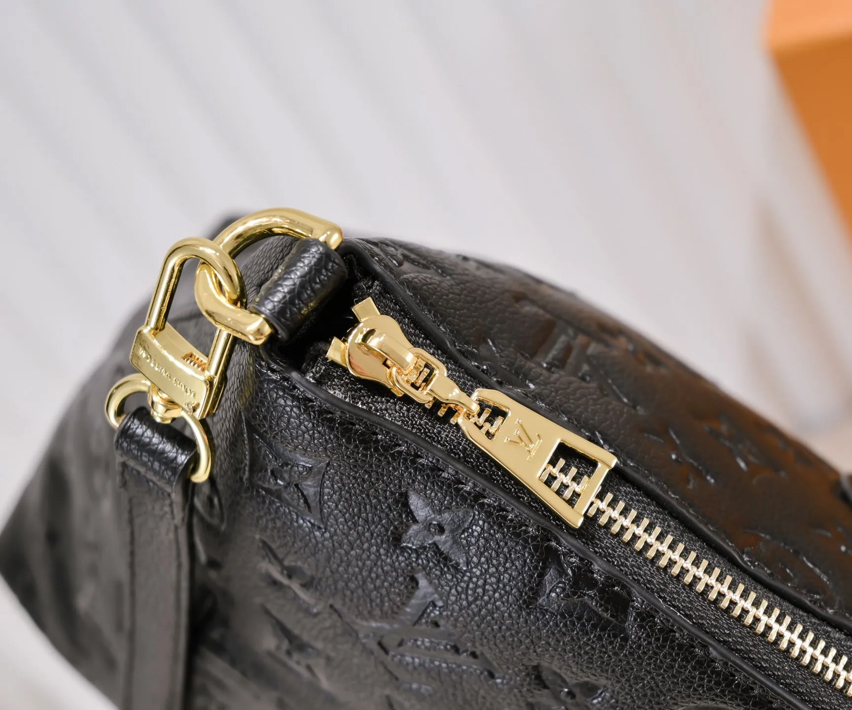 Batch 340💰Top original embossed presbyopia guaranteed double-sided discoloration yellow leather M45986 small size pressed M45987 large size Boétie small zipper tote bag made of Monogram canvas, leather trim and fabric lining, with padlock and LV embossed leather tag. The soft texture ensures everyday comfort, while dual phone pockets and internal patch pockets add functional details. Small size 25 x 23 x 14 Large size: 31.5 x 28 x 16 cm