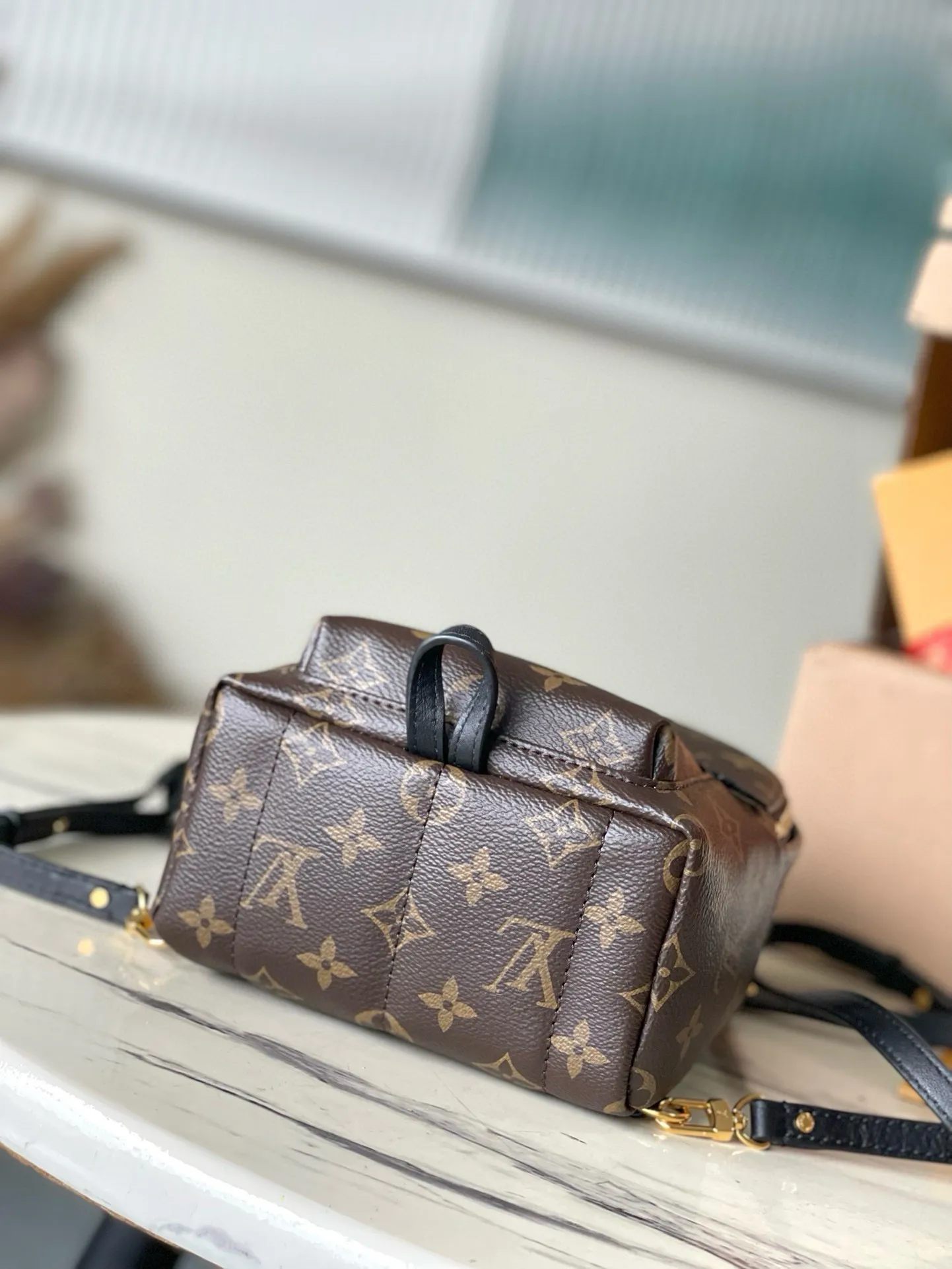 💰720 Top original M44873 presbyopic mini backpack.  Nicolas Ghesquière gives this backpack an astonishing style change, transforming a simple daily necessities into a fashionable and extremely charming urban bag. This mini backpack made of soft Monogram canvas is petite and cute, and has multi-purpose straps for easy cross-body wear. Monogram coated canvas material - Soft calfskin trim, foam backing - Padded leather top handles - Pair of adjustable shoulder straps - Nylon lining - Gold-tone hardware - Engraved zipper puller - Zippered front pocket on the outside of the bag - Flat inner pocket ✈️Size: 16X20X9cm
