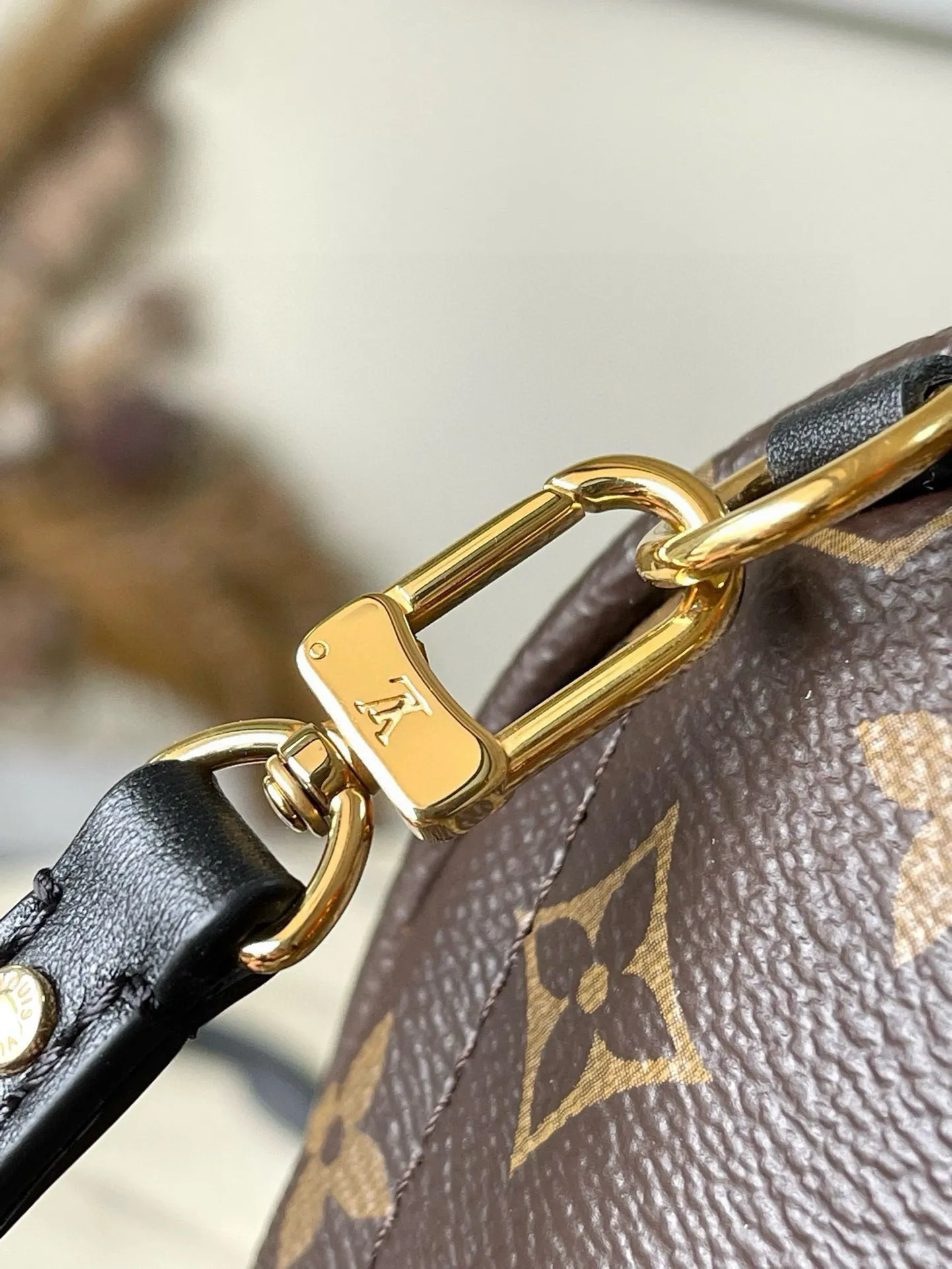 💰720 Top original M44873 presbyopic mini backpack.  Nicolas Ghesquière gives this backpack an astonishing style change, transforming a simple daily necessities into a fashionable and extremely charming urban bag. This mini backpack made of soft Monogram canvas is petite and cute, and has multi-purpose straps for easy cross-body wear. Monogram coated canvas material - Soft calfskin trim, foam backing - Padded leather top handles - Pair of adjustable shoulder straps - Nylon lining - Gold-tone hardware - Engraved zipper puller - Zippered front pocket on the outside of the bag - Flat inner pocket ✈️Size: 16X20X9cm