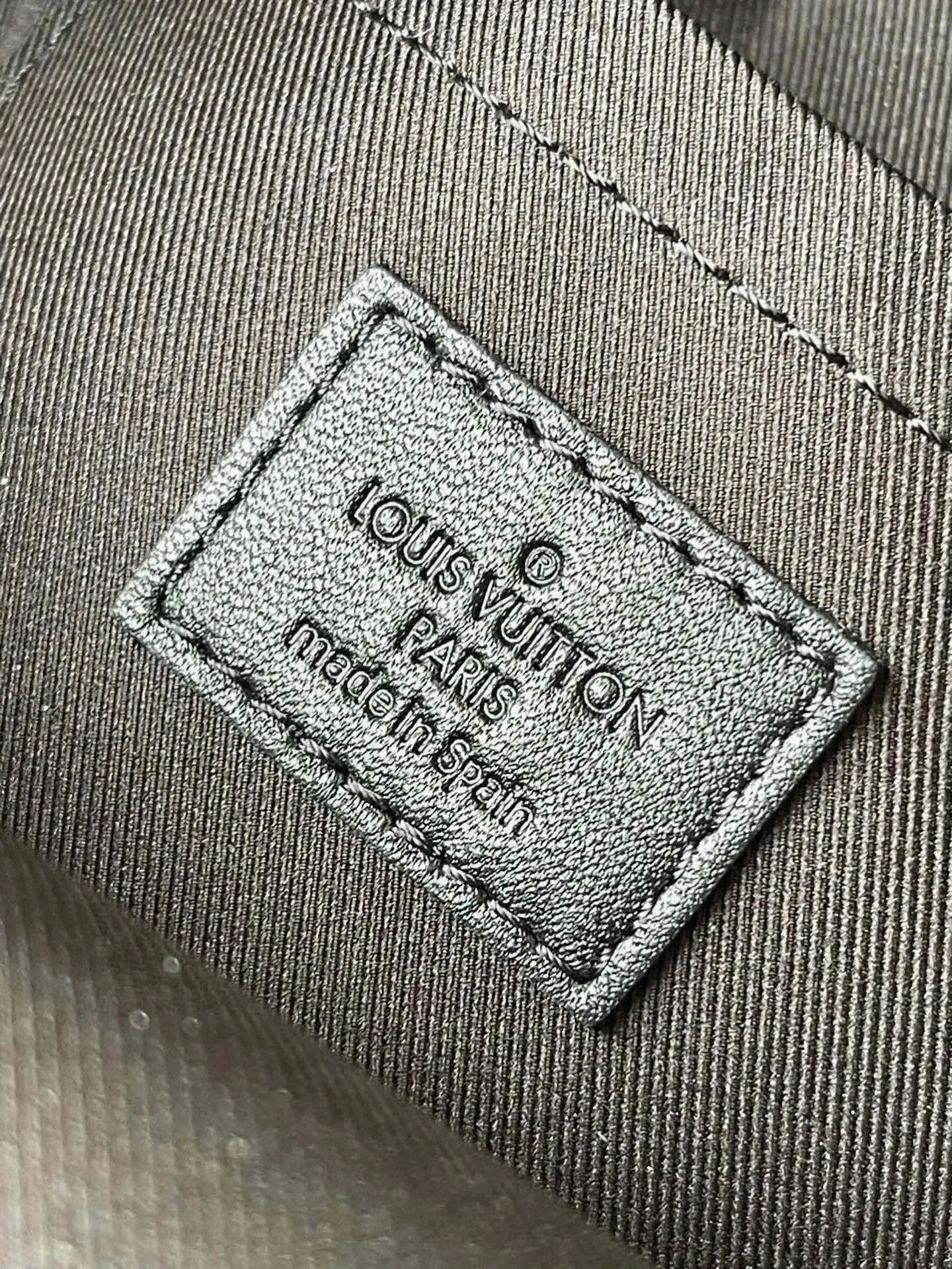 💰720 Top original M44873 presbyopic mini backpack.  Nicolas Ghesquière gives this backpack an astonishing style change, transforming a simple daily necessities into a fashionable and extremely charming urban bag. This mini backpack made of soft Monogram canvas is petite and cute, and has multi-purpose straps for easy cross-body wear. Monogram coated canvas material - Soft calfskin trim, foam backing - Padded leather top handles - Pair of adjustable shoulder straps - Nylon lining - Gold-tone hardware - Engraved zipper puller - Zippered front pocket on the outside of the bag - Flat inner pocket ✈️Size: 16X20X9cm