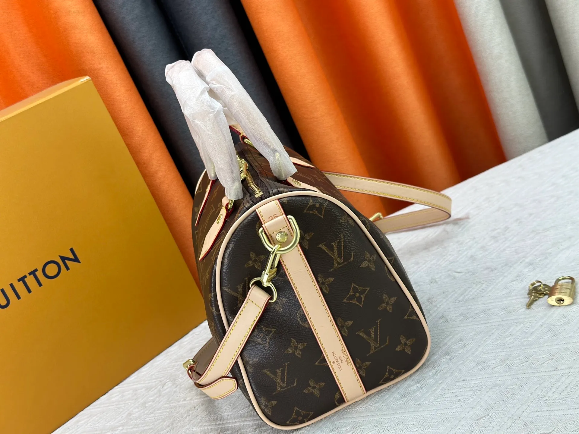 P240 P250 P260 high-definition shooting quality as shown in the picture. Good quality, full of positive reputation! Highly recommended Speedy fashion hot model, classic Monogram canvas➕imported Italian discolored yellow leather trim➕high-end original hardware➕adjustable shoulder strap lock. It feels soft, highly practical, and can be called a classic. The upper body is super elegant. Brand: LouisVuitton! Model: Small 40390/Medium 40391/Large 40392! Material: Imported original leather! Size: small size 25*19*15, medium size 30*21*17, large size 35*23*18,