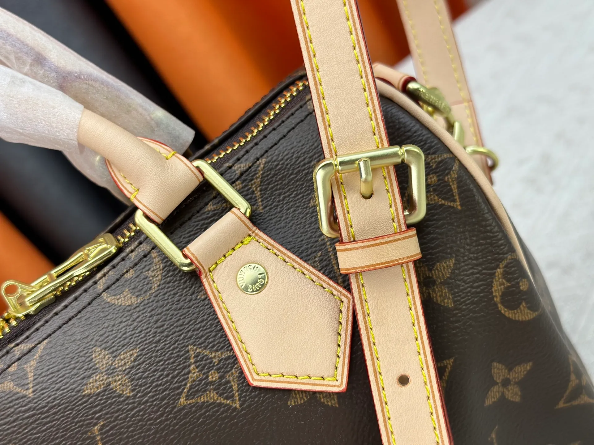 P240 P250 P260 high-definition shooting quality as shown in the picture. Good quality, full of positive reputation! Highly recommended Speedy fashion hot model, classic Monogram canvas➕imported Italian discolored yellow leather trim➕high-end original hardware➕adjustable shoulder strap lock. It feels soft, highly practical, and can be called a classic. The upper body is super elegant. Brand: LouisVuitton! Model: Small 40390/Medium 40391/Large 40392! Material: Imported original leather! Size: small size 25*19*15, medium size 30*21*17, large size 35*23*18,