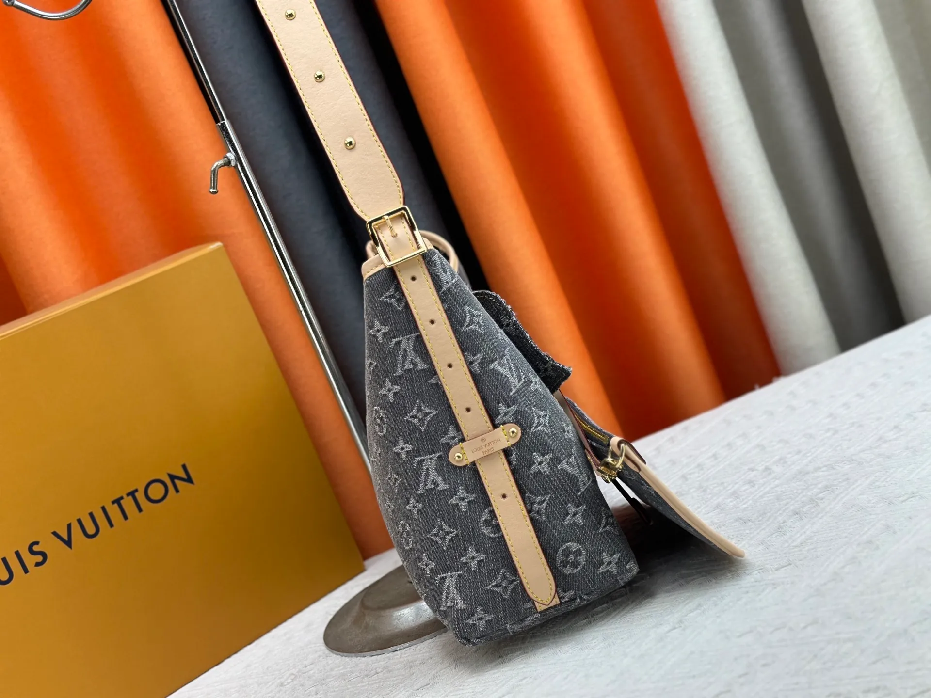 P300 upgraded original M11462 M46203 pink small new (denim denim) CarryAll small handbag is made of Monogram canvas and leather trim, making it a personal companion for urban life. The generous construction has a neat interior and a large interior pocket adds a functional element. Monogram canvas zippered clutch secured with leather strap. Dimensions: 29 x 24 x 12 cm