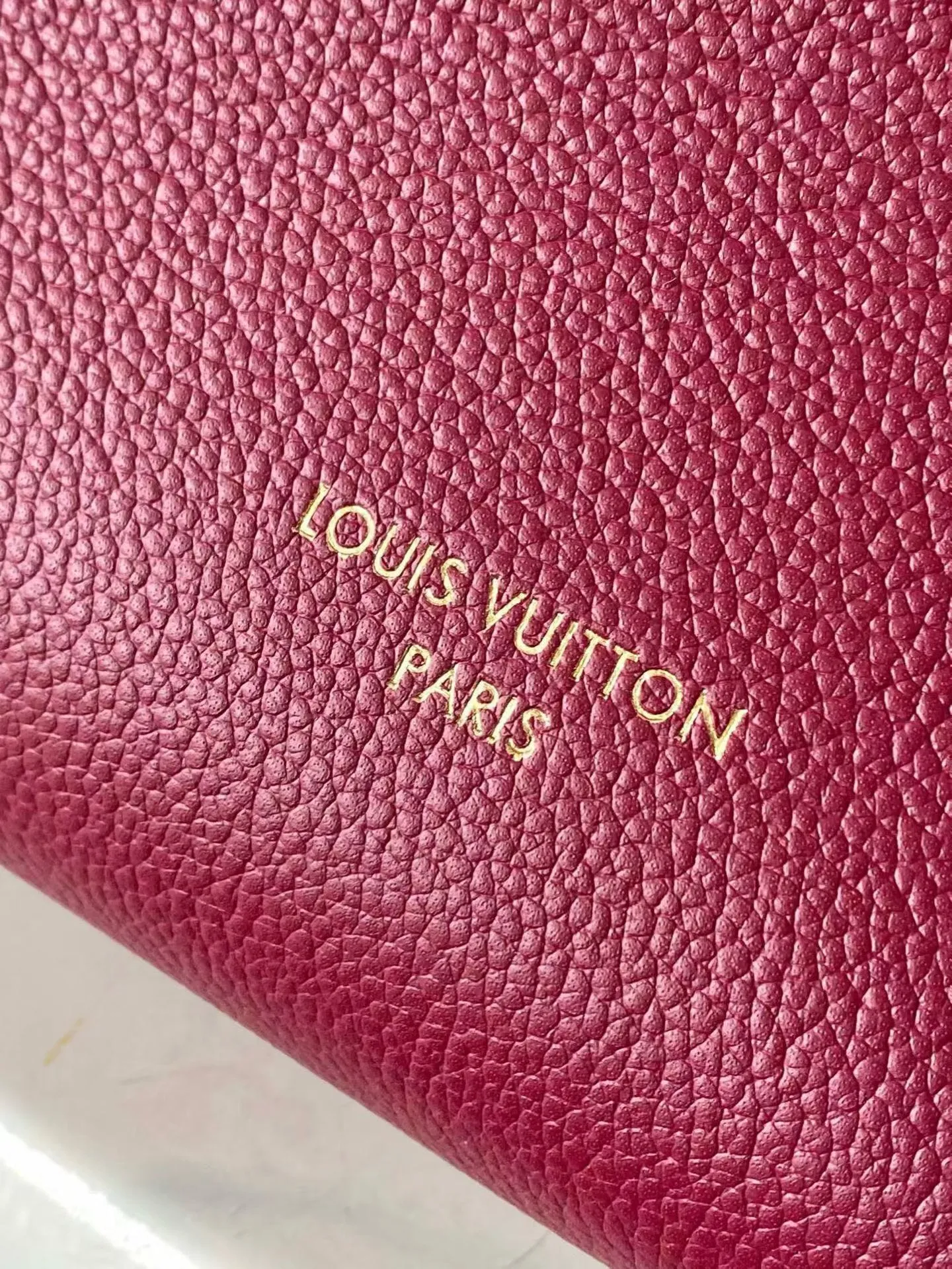 💰1080 (Top Grain Leather) Top Original Purple Medium M27689 This exquisite Express medium handbag is crafted from cow leather, echoing the rich color combinations of the ready-to-wear collection. Monogram coated canvas trim matches the lining; the signature key pouch and padlock can be removed and fastened to the zipper pull for a variety of looks. Can be worn cross-body, over the shoulder or by hand. Dimensions: 24 x 18.5 x 36 cm (H x W x Length)