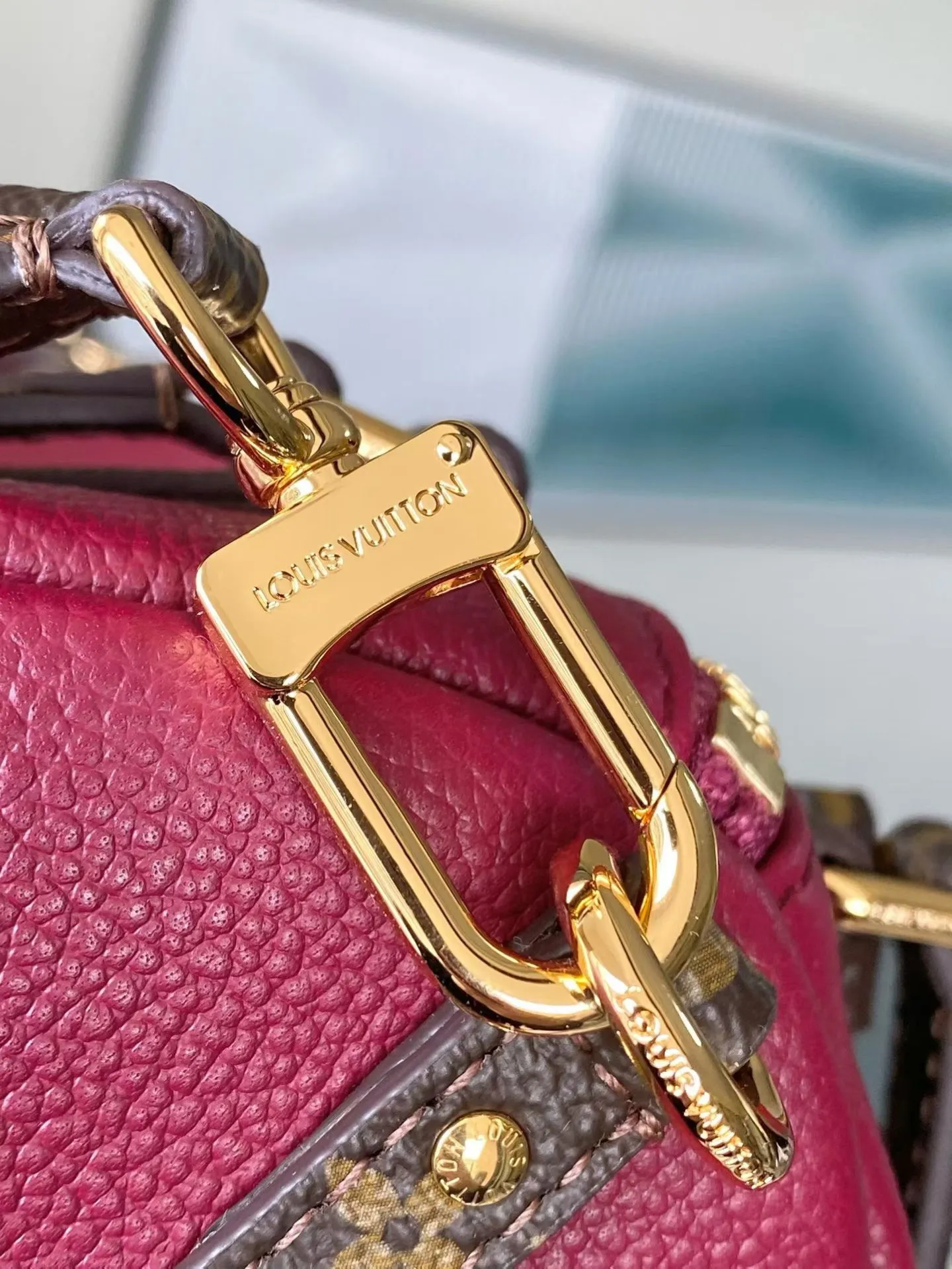 💰1080 (Top Grain Leather) Top Original Purple Medium M27689 This exquisite Express medium handbag is crafted from cow leather, echoing the rich color combinations of the ready-to-wear collection. Monogram coated canvas trim matches the lining; the signature key pouch and padlock can be removed and fastened to the zipper pull for a variety of looks. Can be worn cross-body, over the shoulder or by hand. Dimensions: 24 x 18.5 x 36 cm (H x W x Length)