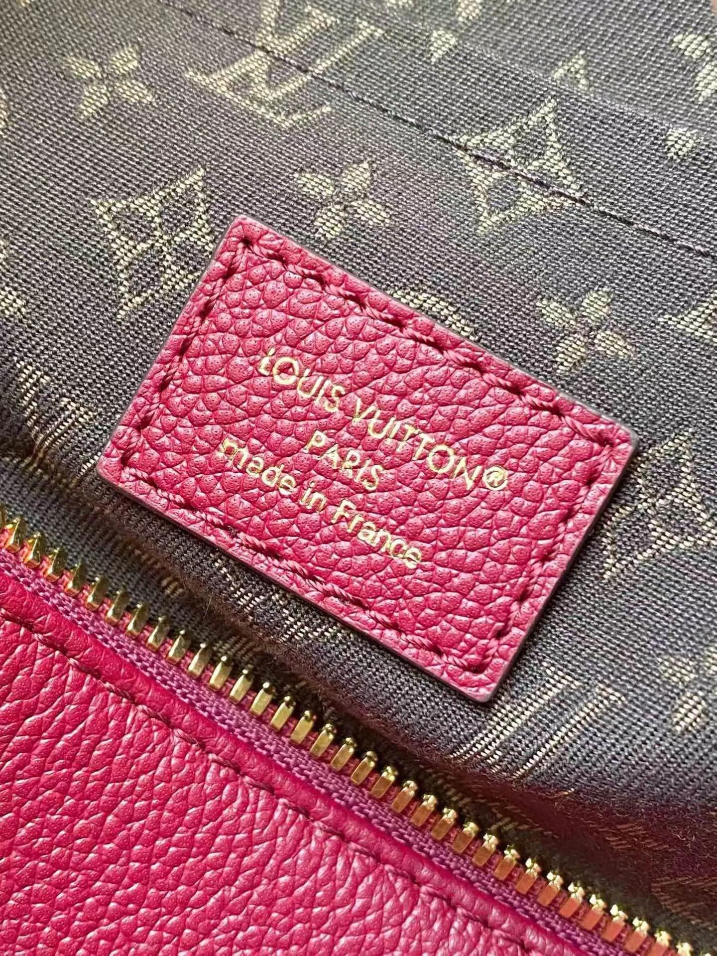 💰1080 (Top Grain Leather) Top Original Purple Medium M27689 This exquisite Express medium handbag is crafted from cow leather, echoing the rich color combinations of the ready-to-wear collection. Monogram coated canvas trim matches the lining; the signature key pouch and padlock can be removed and fastened to the zipper pull for a variety of looks. Can be worn cross-body, over the shoulder or by hand. Dimensions: 24 x 18.5 x 36 cm (H x W x Length)
