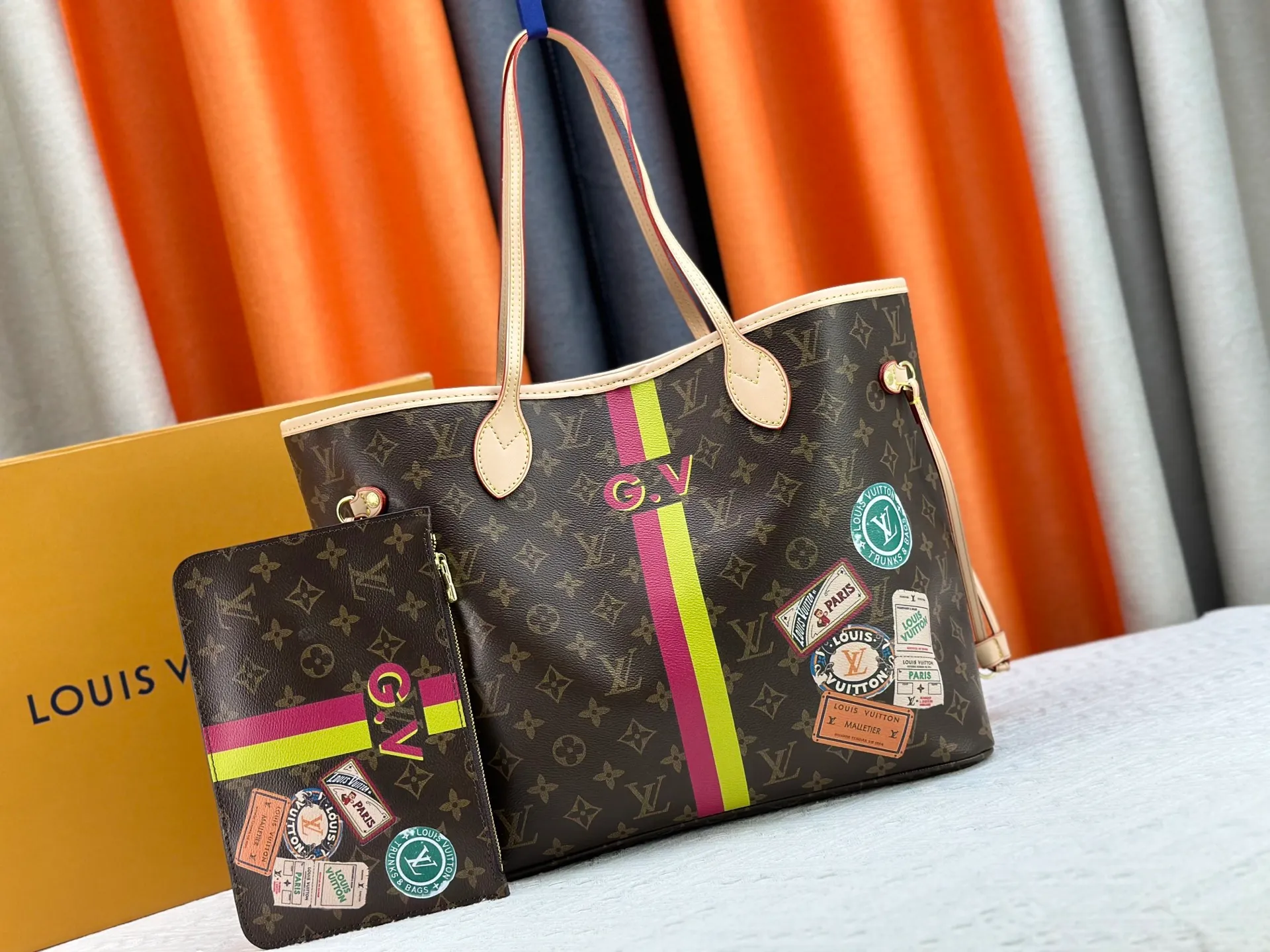 P260 Upgraded original M13758 M14210 M45686 M46649 M58907 M13675 M40995 This Neverfull medium handbag uses embossing and printing processes to depict the Monogram pattern on the cow leather. Tighten the side straps and the tote instantly transforms into an elegant urban handbag; the long handle makes it easy to carry over the shoulder or elbow. 31.0 x 28.0 x 14.0 cm (length x height x width)