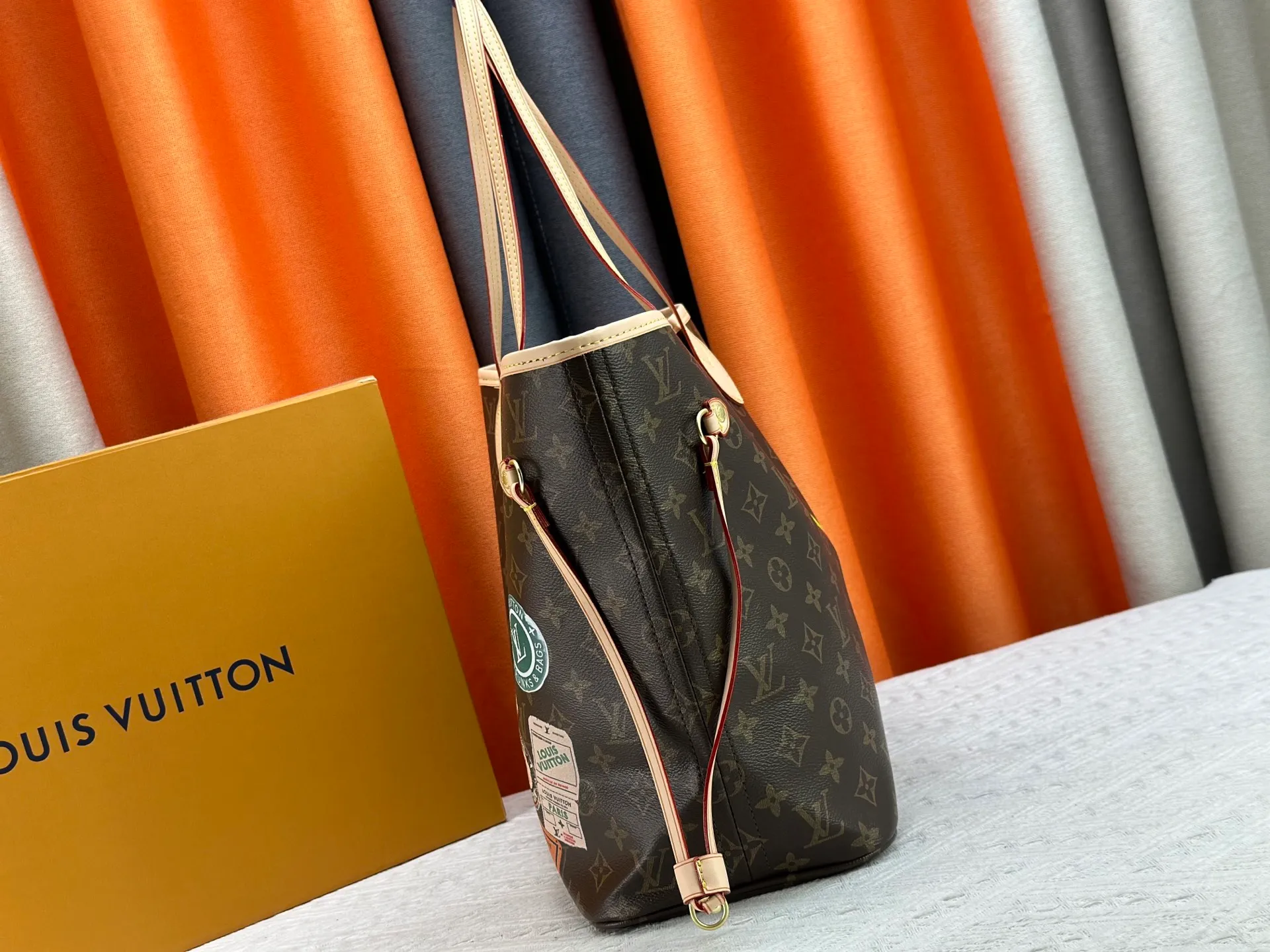 P260 Upgraded original M13758 M14210 M45686 M46649 M58907 M13675 M40995 This Neverfull medium handbag uses embossing and printing processes to depict the Monogram pattern on the cow leather. Tighten the side straps and the tote instantly transforms into an elegant urban handbag; the long handle makes it easy to carry over the shoulder or elbow. 31.0 x 28.0 x 14.0 cm (length x height x width)