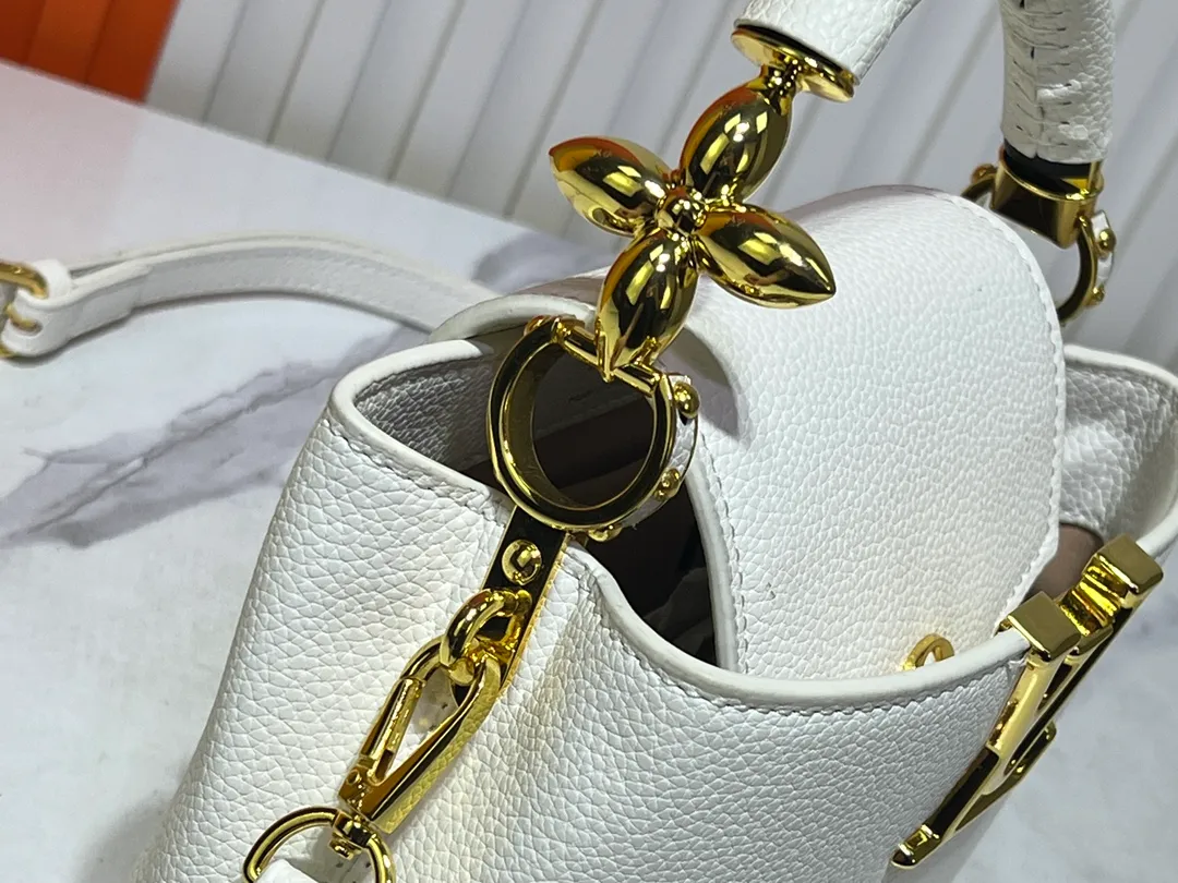 Batch 360💰Upgraded original M23943 M23944 M23945 M24698 M24989 This Capucines mini handbag incorporates exquisite Monogram flowers on the handle, presenting the three-dimensional look of the LV logo with delicate brushstrokes, injecting dazzling luster into the soft design. Full-grain Taurillon leather is designed to fit a smartphone, short wallet and other small essentials. Dimensions: Small 21.0 x 14.0 x 8.0 cm (L x H x W) Large 27x 17.5 x 9.0 cm (L x H x W)