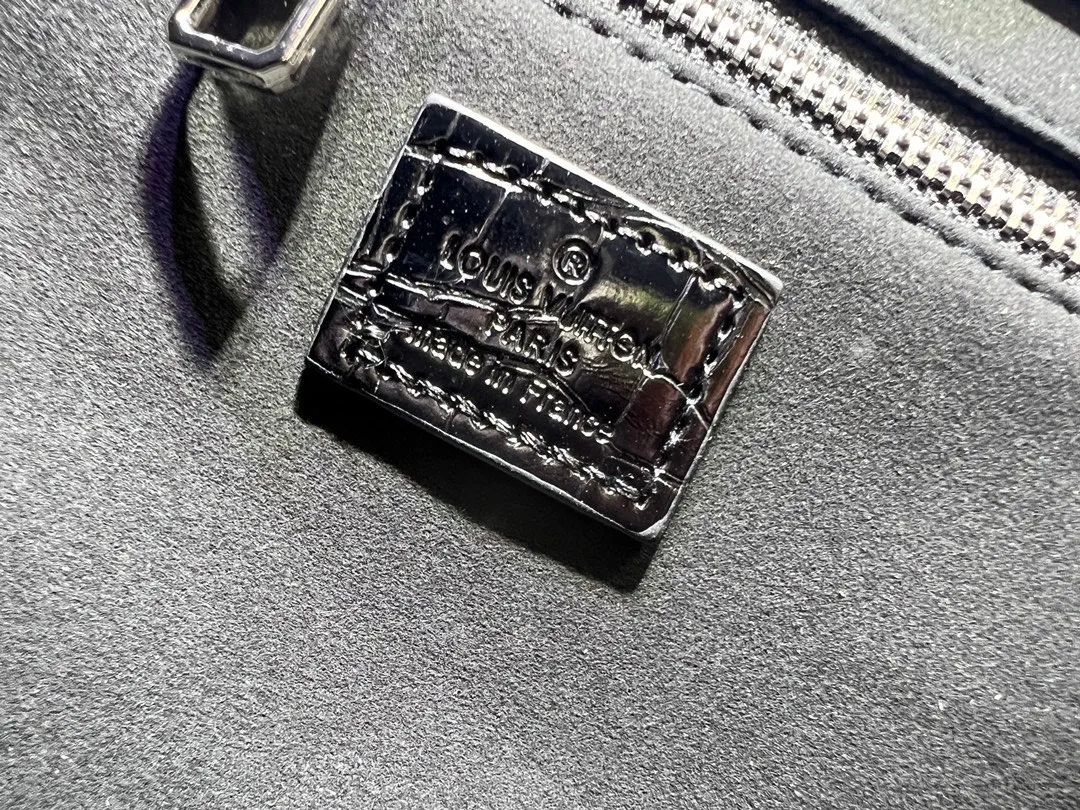 Batch 320💰Medium M24457 This medium Shopper handbag draws inspiration from Louis Vuitton shopping bags, with the words Louis Vuitton and Maison Fondée En 1854 written on soft cow leather, with a top handle and a detachable shoulder strap. Dimensions: 34x31x14cm