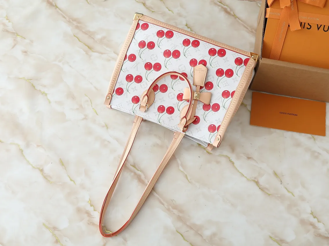 💰320💰The upgraded original M13079 Louis Vuitton x Takashi Murakami reissue series interprets the OnTheGo medium handbag in a smart way. The colorful Monogram canvas body, cowhide leather trim and LV x TM key bag highlight the sophisticated style. The shiny corners recall the design of traditional Louis Vuitton luggage, and the shoulder strap and top handle allow for multiple carrying methods. Dimensions: 35.0 x 27.0 x 14.0 cm (length x height x width)