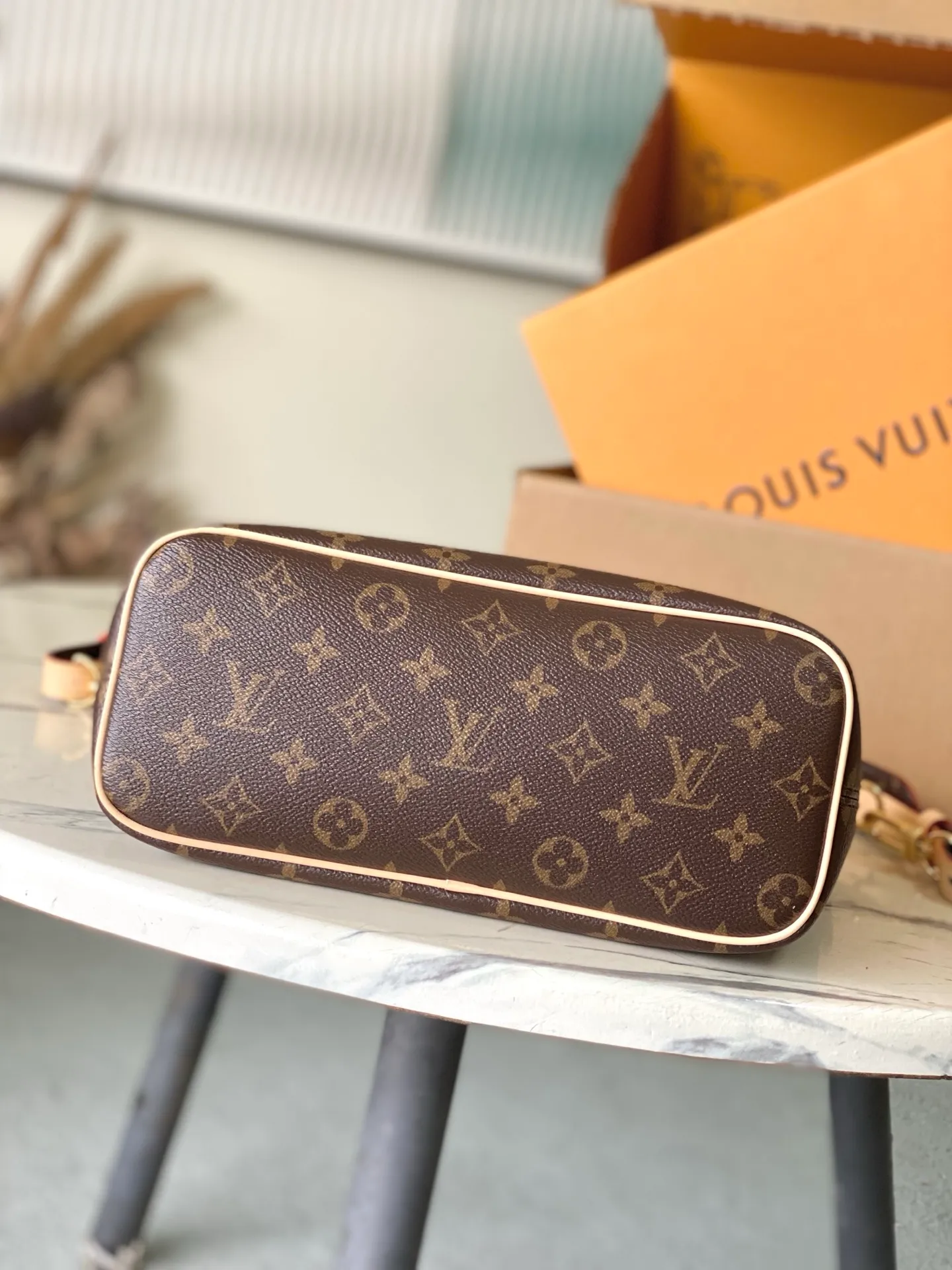💰1020 Top Original M26532 This Lockit BB handbag draws inspiration from the Knick-Knack handbag in the 1960s and can be flexibly switched between multiple carrying methods. Monogram coated canvas with a curved upper edge and oval trim reflect the classic elements of the original design. The padlock opening and closing once again pays tribute to the brand's long heritage. Dimensions: 33x 24 x 12 cm