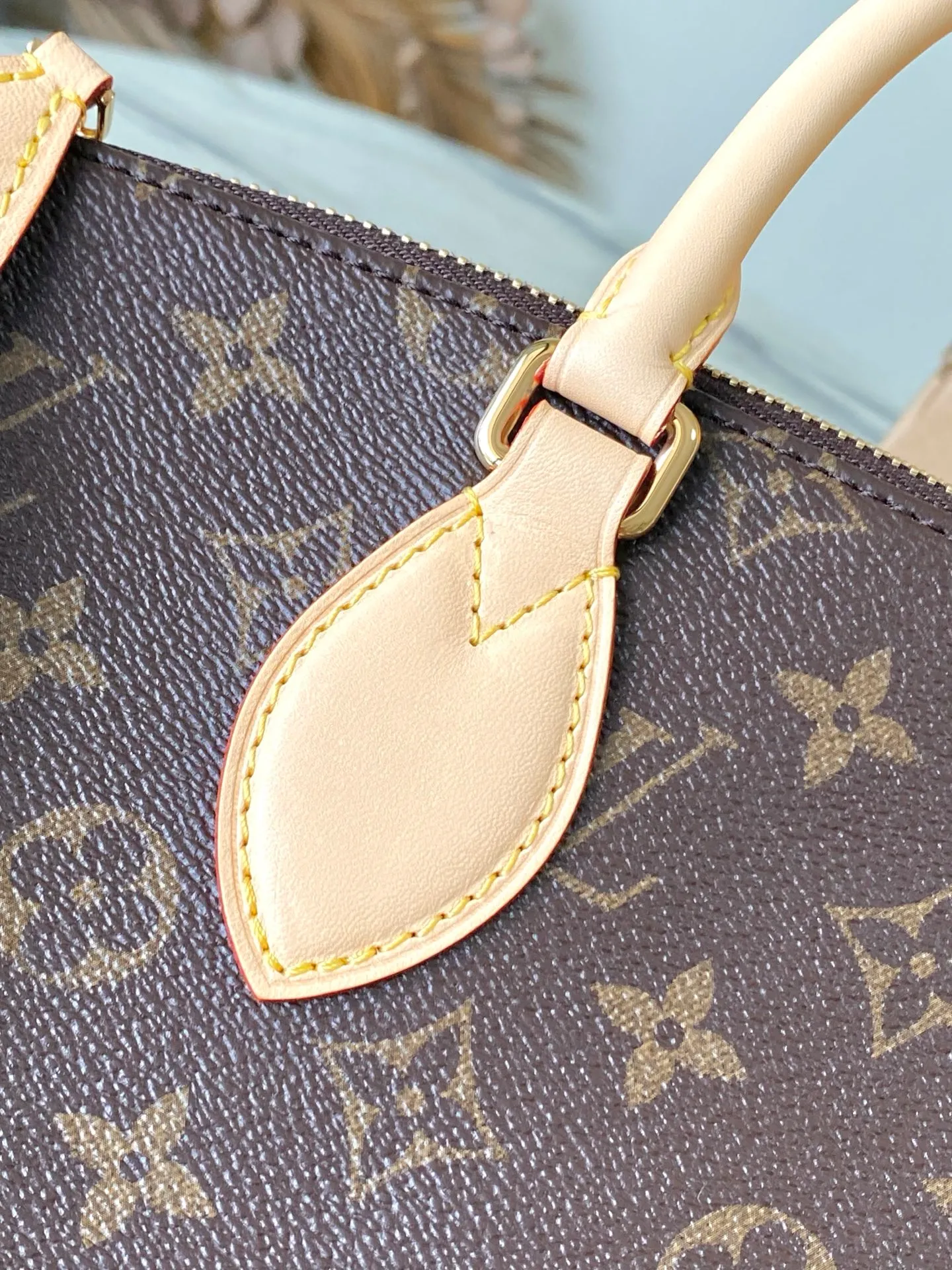 💰1020 Top Original M26532 This Lockit BB handbag draws inspiration from the Knick-Knack handbag in the 1960s and can be flexibly switched between multiple carrying methods. Monogram coated canvas with a curved upper edge and oval trim reflect the classic elements of the original design. The padlock opening and closing once again pays tribute to the brand's long heritage. Dimensions: 33x 24 x 12 cm