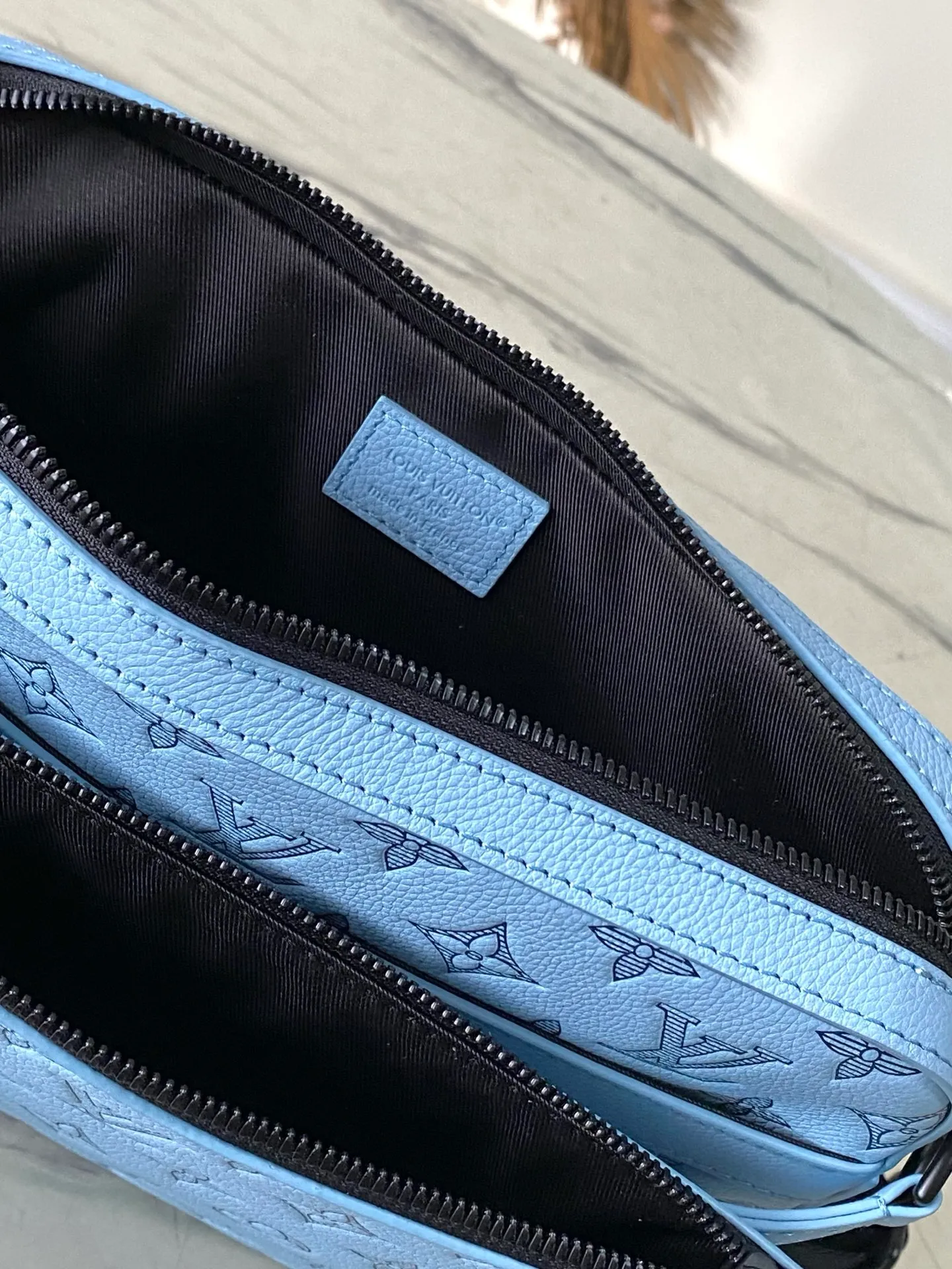 💰1060 (top-grain leather) top-quality original M14781 This Trio messenger bag is made of Monogram embossed cow leather. The zippered front pocket and the small coin purse on the shoulder strap are both detachable, enriching the functional design with the main compartment. The removable and adjustable jacquard fabric shoulder strap is marked with the brand's logo for comfortable shoulder and cross-body wear. Dimensions: 25 x 18.5 x 7 cm.