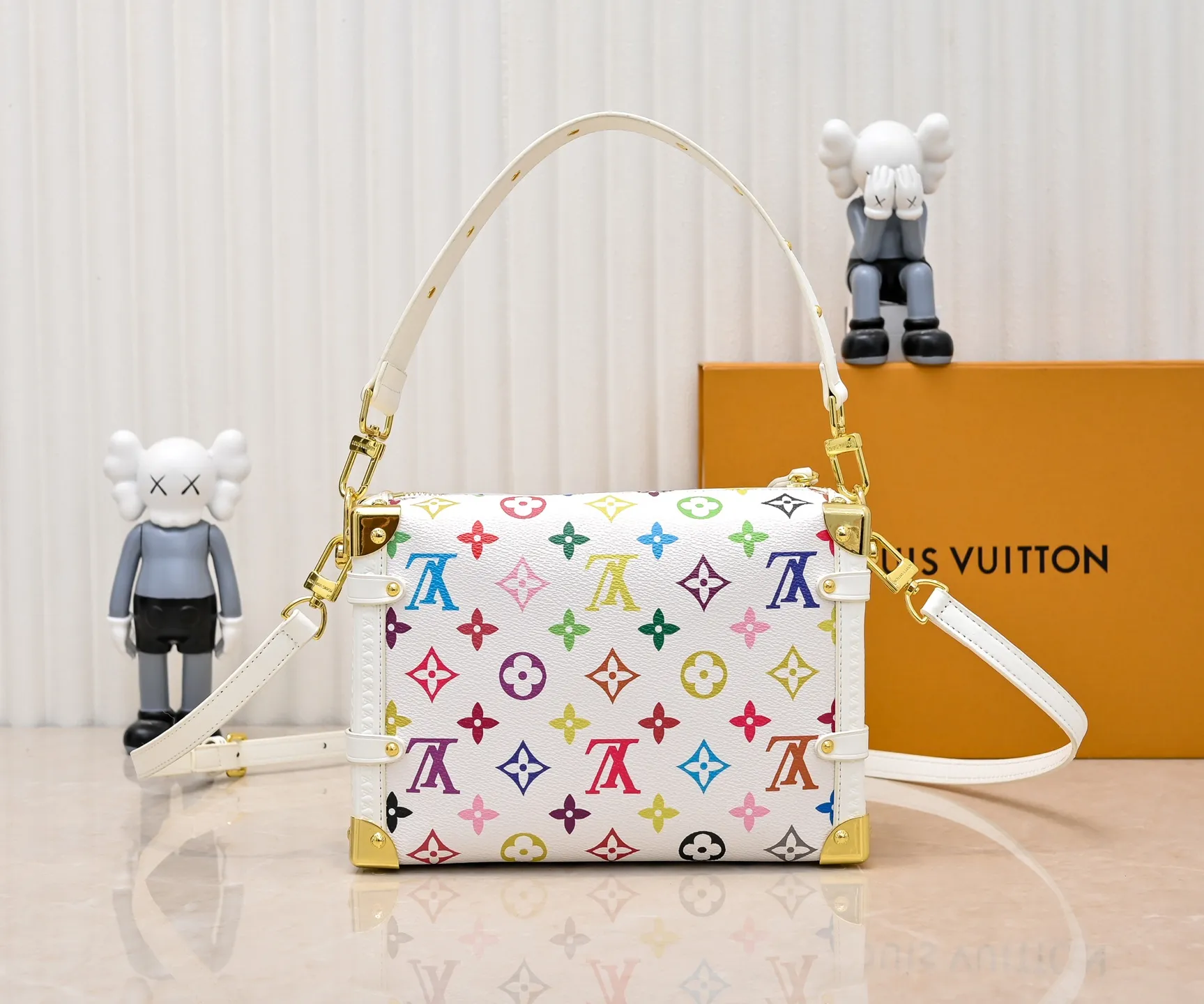 Batch 320💰M14046 M46358 Black Tricolor White Tricolor This Side Trunk medium handbag uses a humorous Monogram pattern to express the smart style of the Louis Vuitton × Murakami reissue series. It is made of soft cow leather with reinforced metal corners and the iconic S-lock lock, and can easily accommodate daily needs. The square shape is a nod to the brand's classic luggage, and the removable studded handle and shoulder strap allow for flexible carrying. Size: 23.5x16x8.5cm