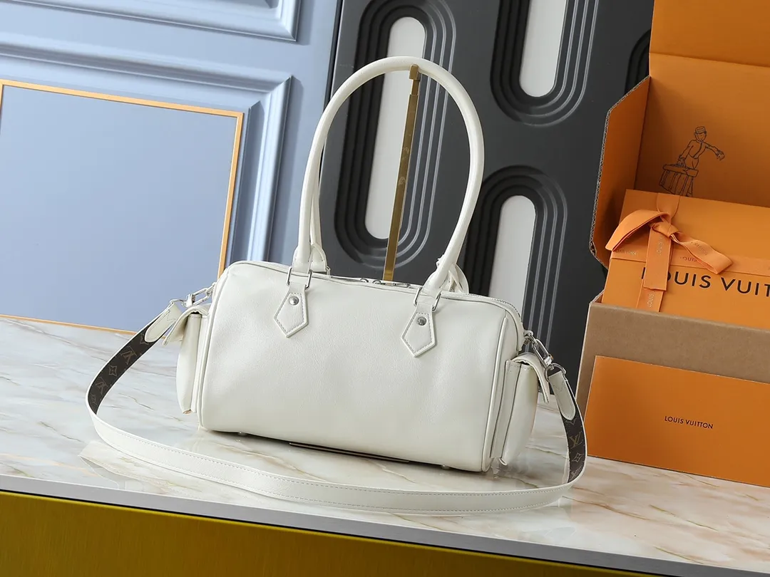 💰300💰Upgraded from the original M12934 M12965. This Speedy Cargo handbag is from the LV Vibe series, renewing the classic design of the 1930s with avant-garde touches. The glossy sheepskin body is embellished with a Monogram address plate, paying tribute to the brand's long trunk-making heritage. Plenty of space to easily store your daily needs, and the detachable leather shoulder strap allows for a variety of carrying methods. Dimensions: 28 x 17 x 12 cm (LxHxW)